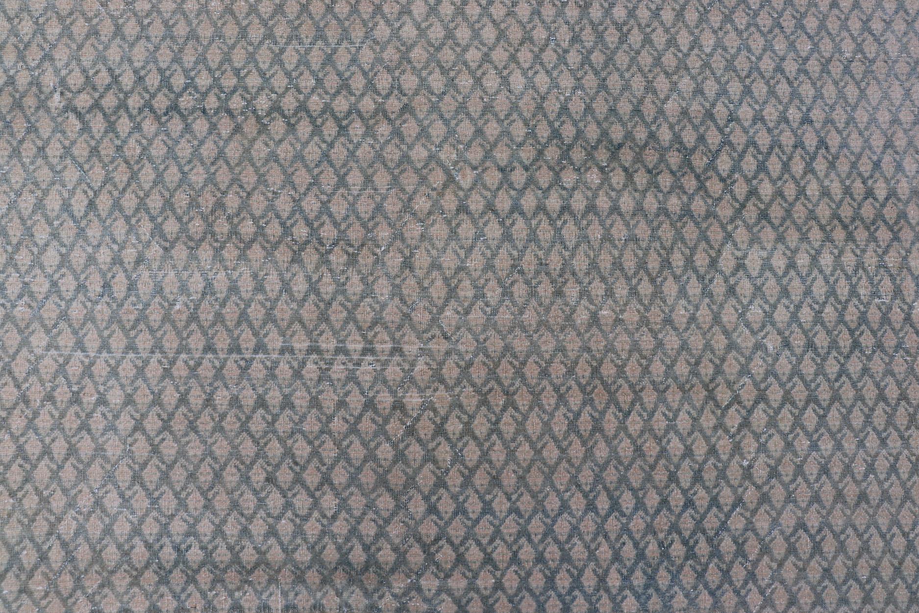 Noué à la main Tapis persan ancien de Tabriz au design minimaliste avec des tons bleus et crème sourds en vente