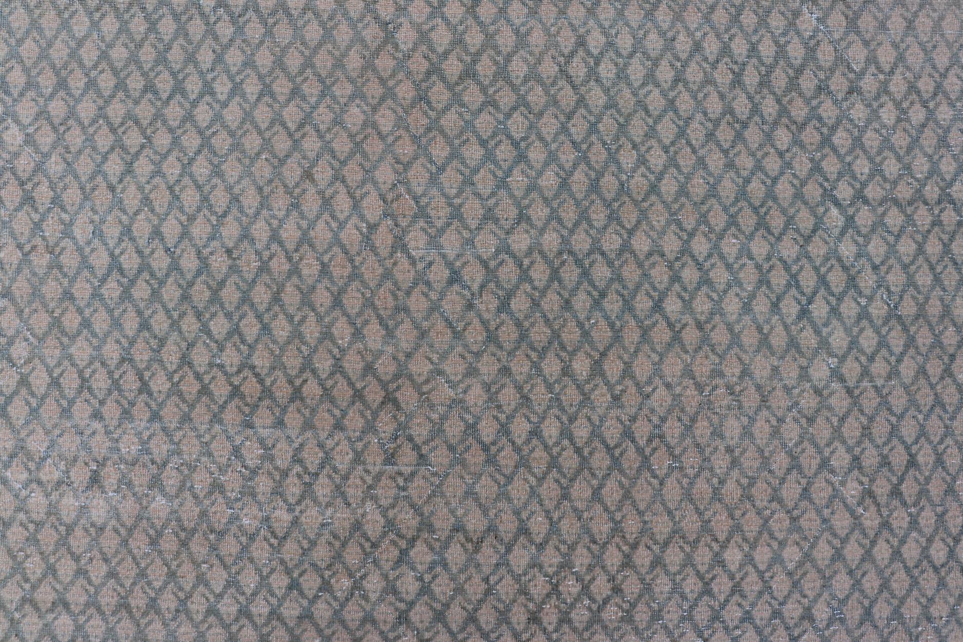 Tapis persan ancien de Tabriz au design minimaliste avec des tons bleus et crème sourds Bon état - En vente à Atlanta, GA