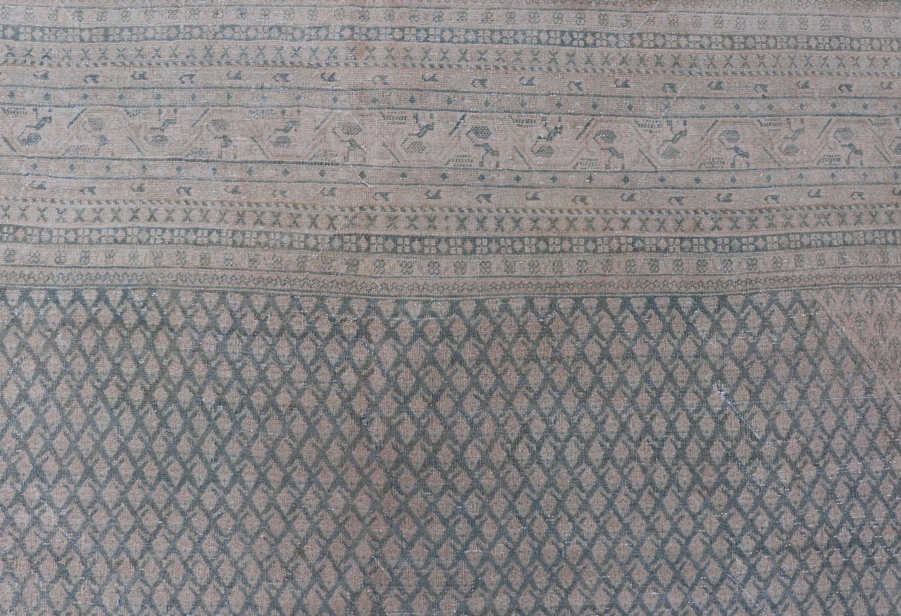 20ième siècle Tapis persan ancien de Tabriz au design minimaliste avec des tons bleus et crème sourds en vente