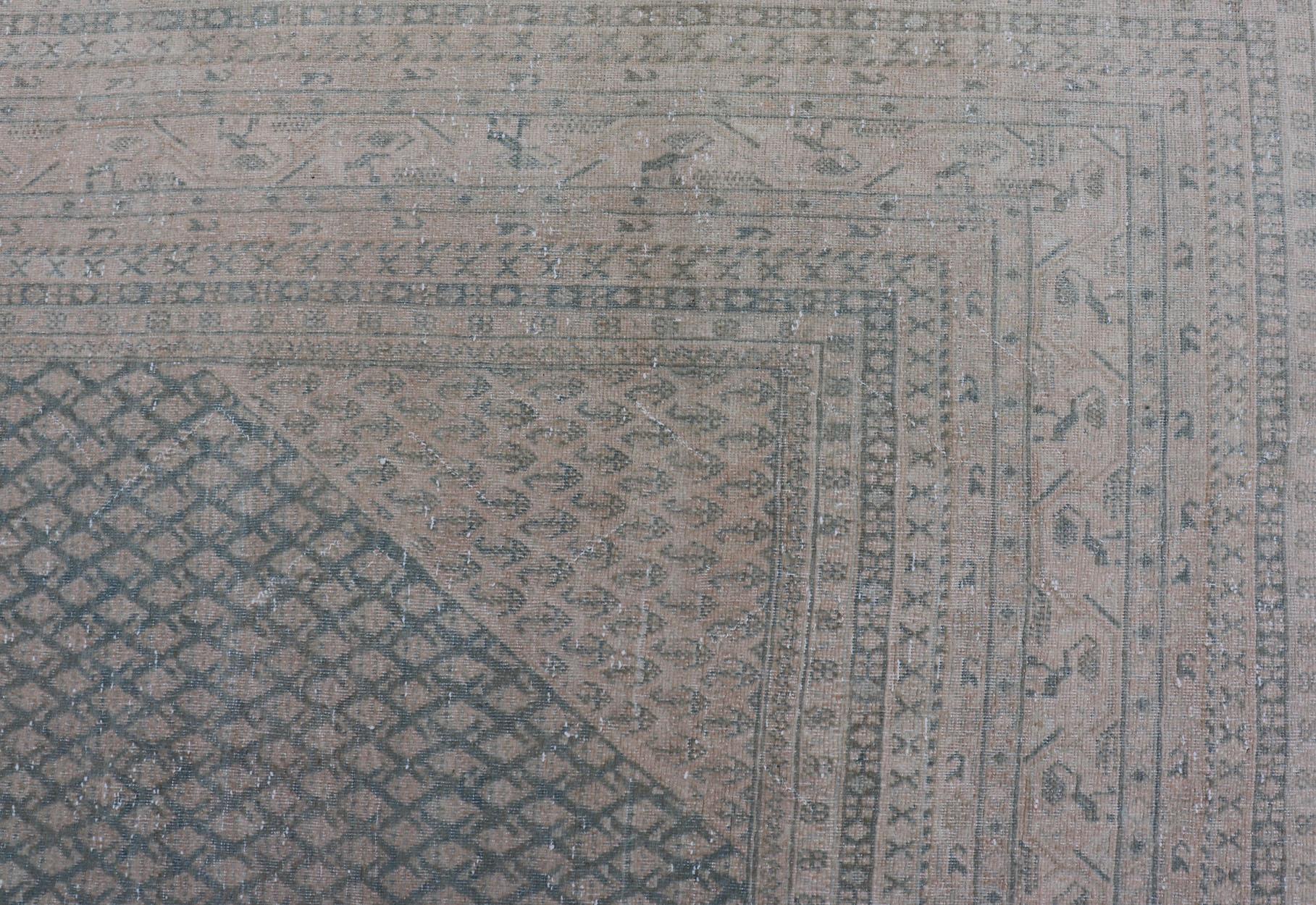 Laine Tapis persan ancien de Tabriz au design minimaliste avec des tons bleus et crème sourds en vente