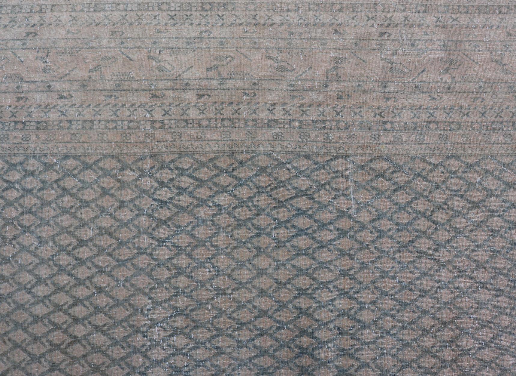 Tapis persan ancien de Tabriz au design minimaliste avec des tons bleus et crème sourds en vente 1