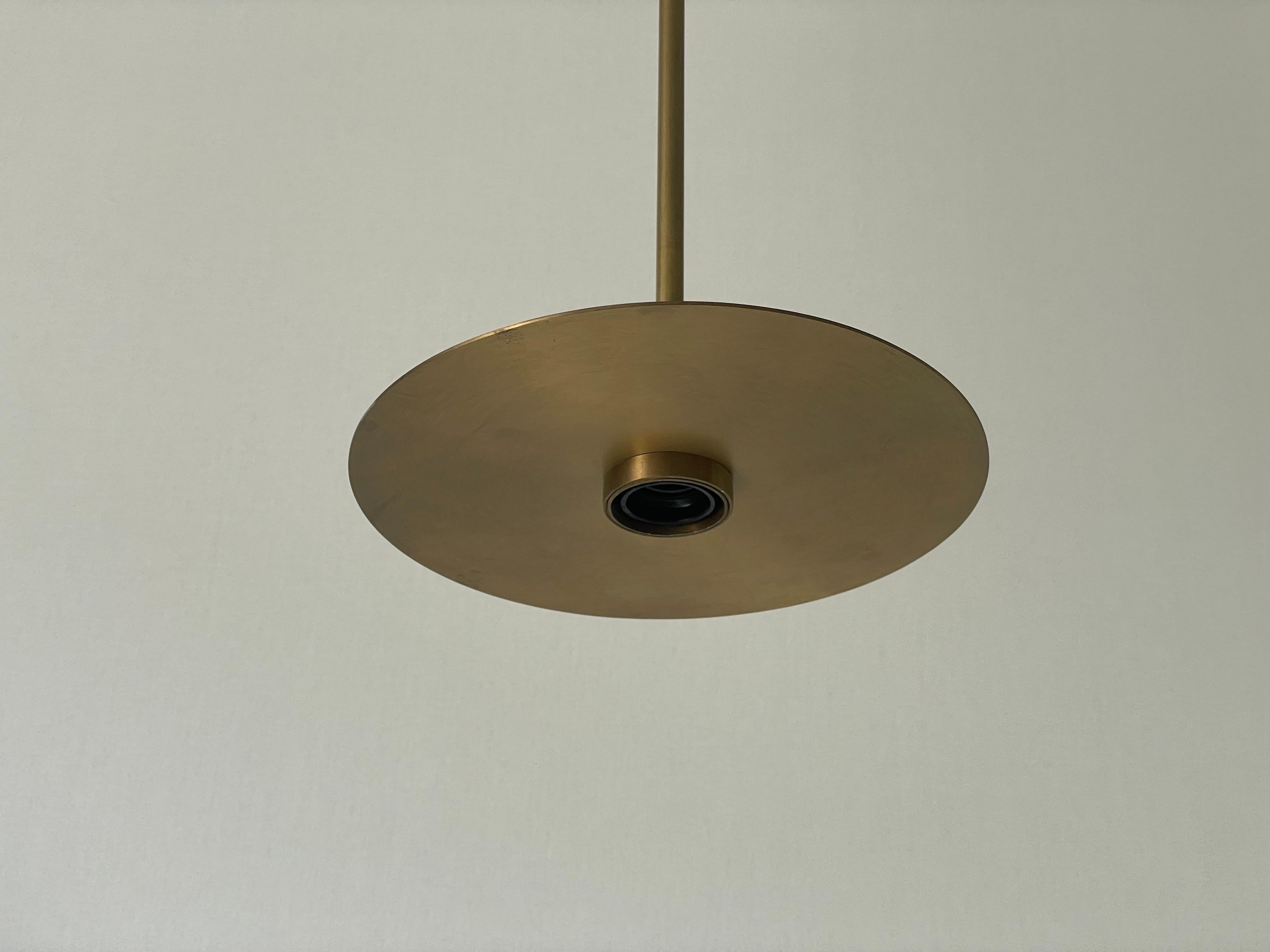Lampada da soffitto circolare in ottone dal design minimalista, anni '60, Italia
Dettagli e ferramenta in ottone.

Il paralume è in ottime condizioni vintage.

Questa lampada funziona con lampadine E27. 
Cablato e adatto all'uso con 220V e 110V per