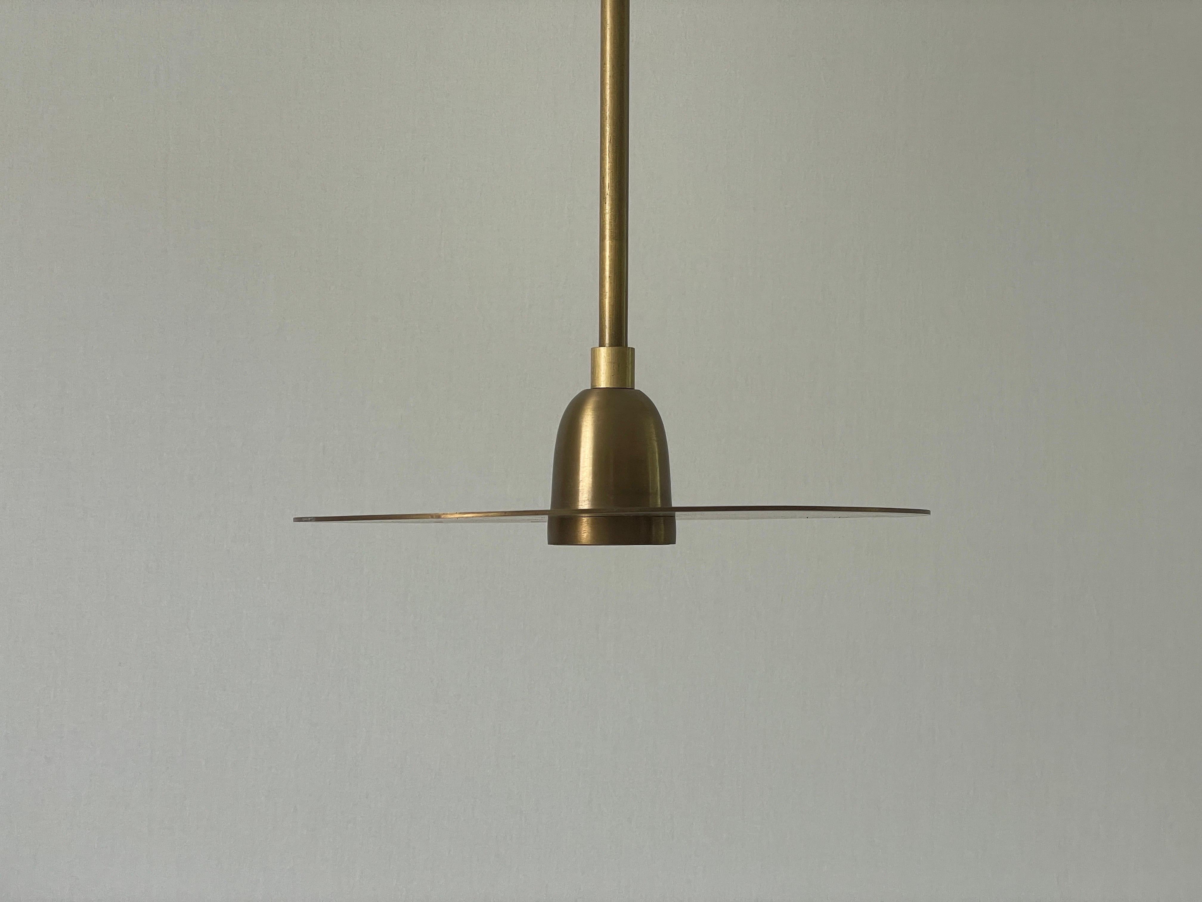 Italiano Lampada da soffitto circolare in ottone dal design minimalista, anni '60, Italia in vendita