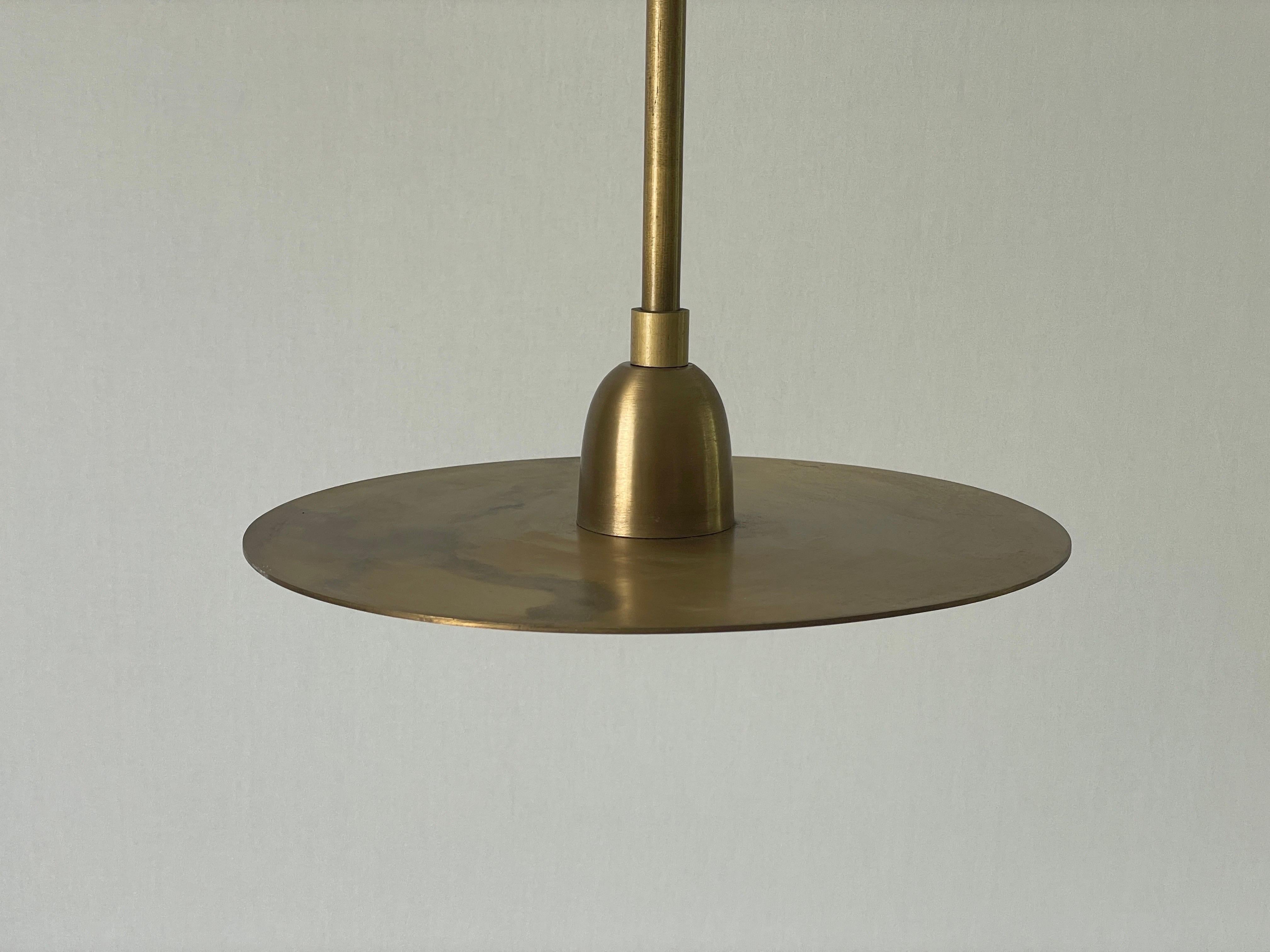 Lampada da soffitto circolare in ottone dal design minimalista, anni '60, Italia In condizioni ottime in vendita a Hagenbach, DE