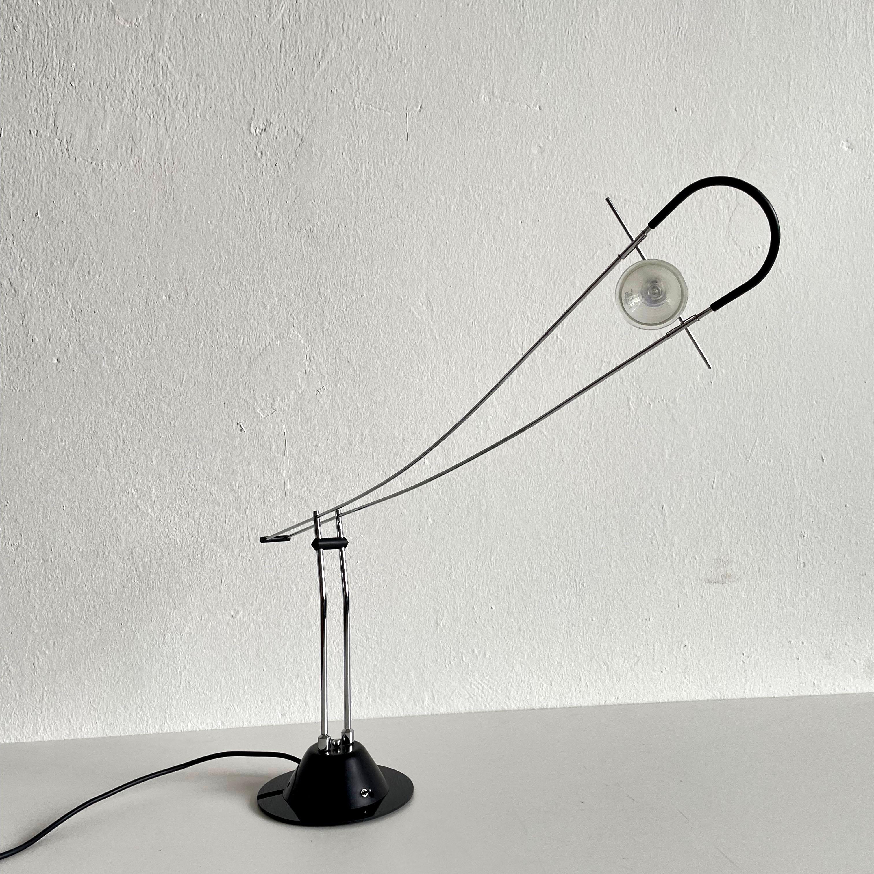 Vintage halogen desk lamp in great original condition.

Elegant Minimalist design from the 1980s - 1990s, adjustable light intensity with the on/off switch, adjustable direction of the spot light

In perfect working order.

A spare bulb will