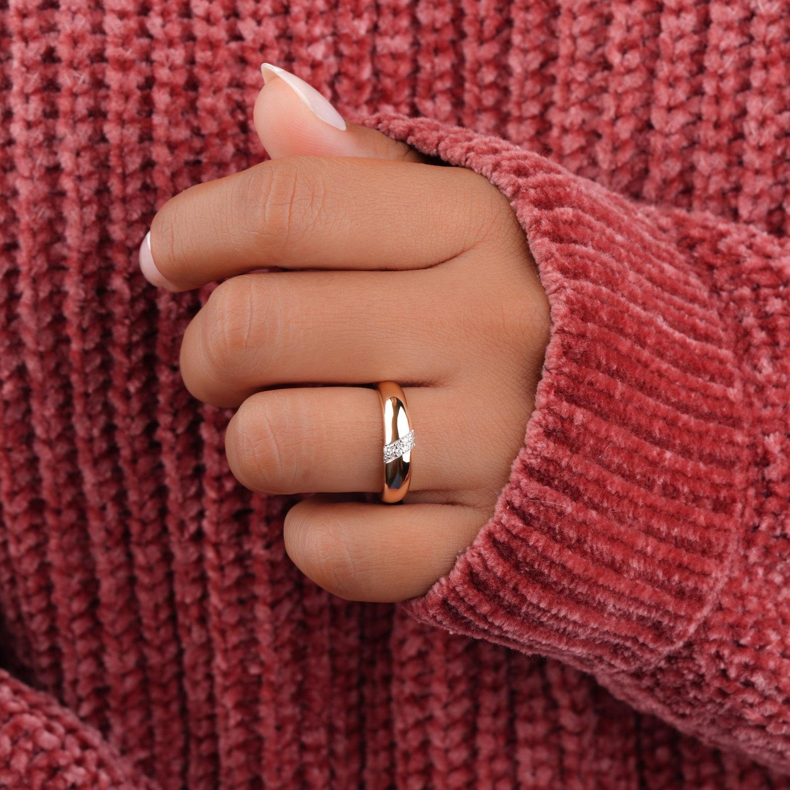 Anello a cupola alta dal design minimalista Anello con bolla di diamanti in oro 14k per lei. In condizioni Nuovo in vendita a Chicago, IL