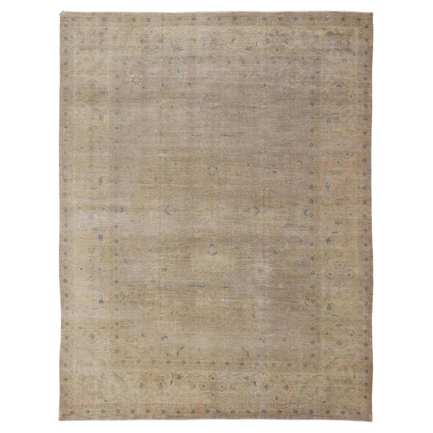 Großer antiker Täbris-Teppich in minimalistischem Design mit All-Over-Muster