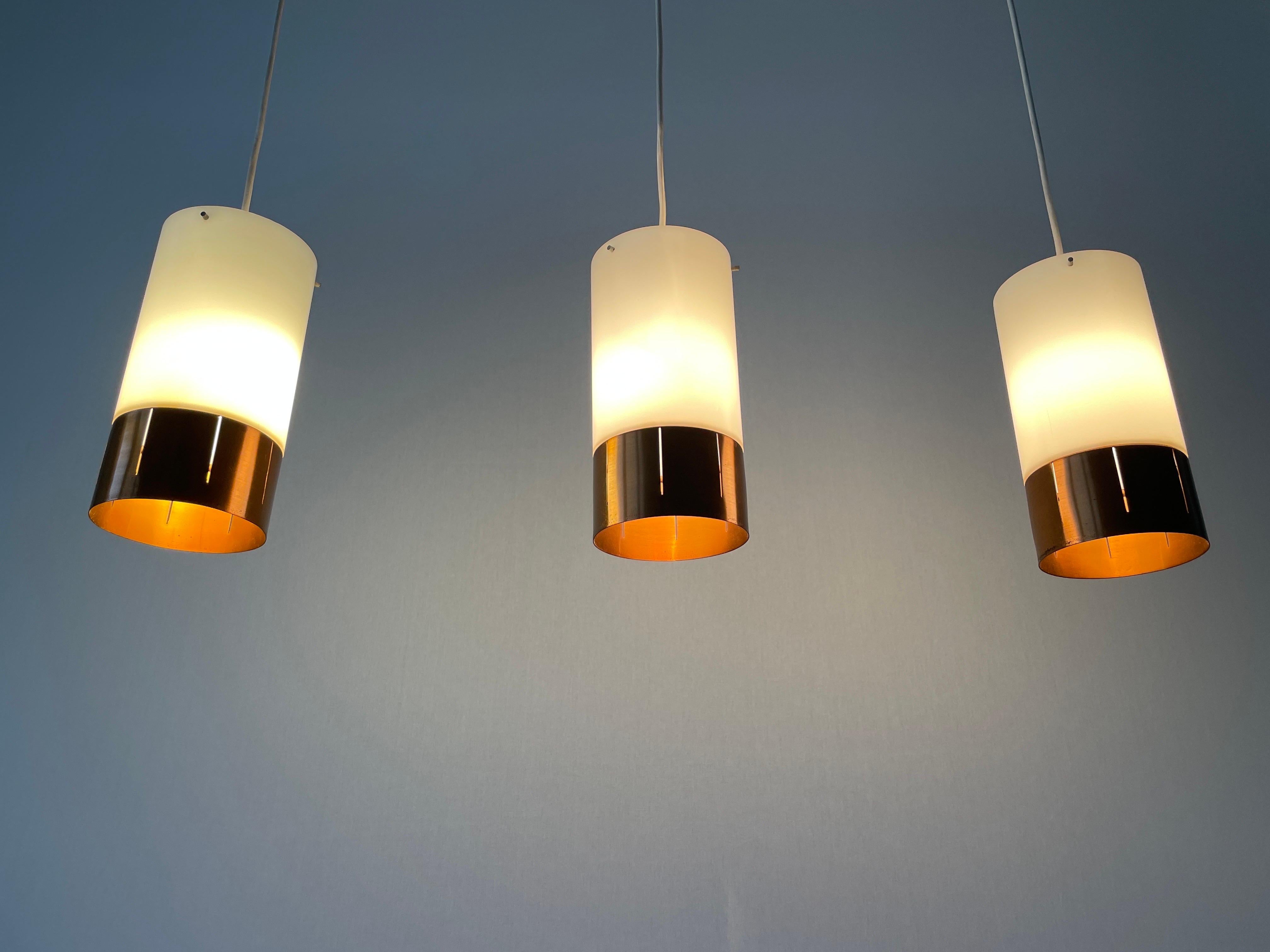Metallo dal design minimalista  Lampada a sospensione a tre paralumi in plexiglass, anni '60, Germania in vendita 5