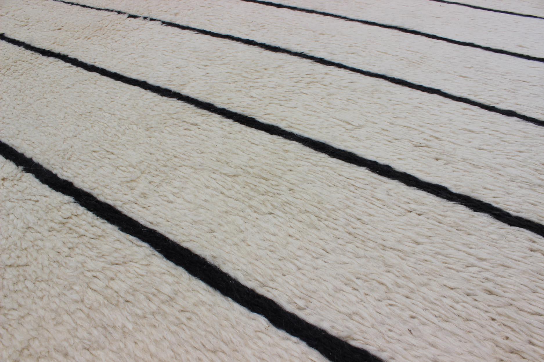 Alfombra marroquí moderna de diseño minimalista con rayas blancas y negras en Excelente estado para la venta en Atlanta, GA