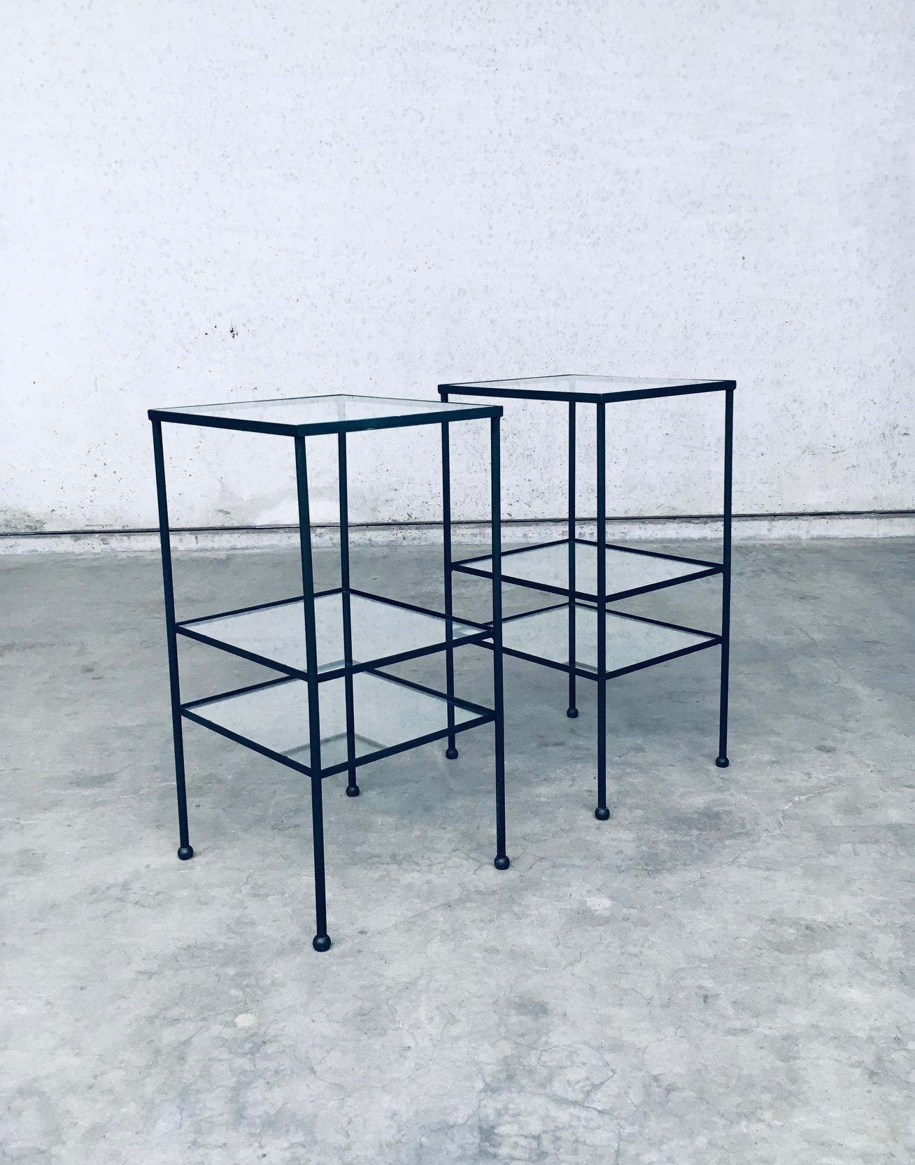 Conjunto de mesa auxiliar alta de tres niveles de diseño minimalista. Fabricado en Bélgica, época de 1960. Conjunto de mesa auxiliar, mesilla de noche o mesa auxiliar de sofá. Son de acero lacado en negro con incrustaciones de cristal transparente y