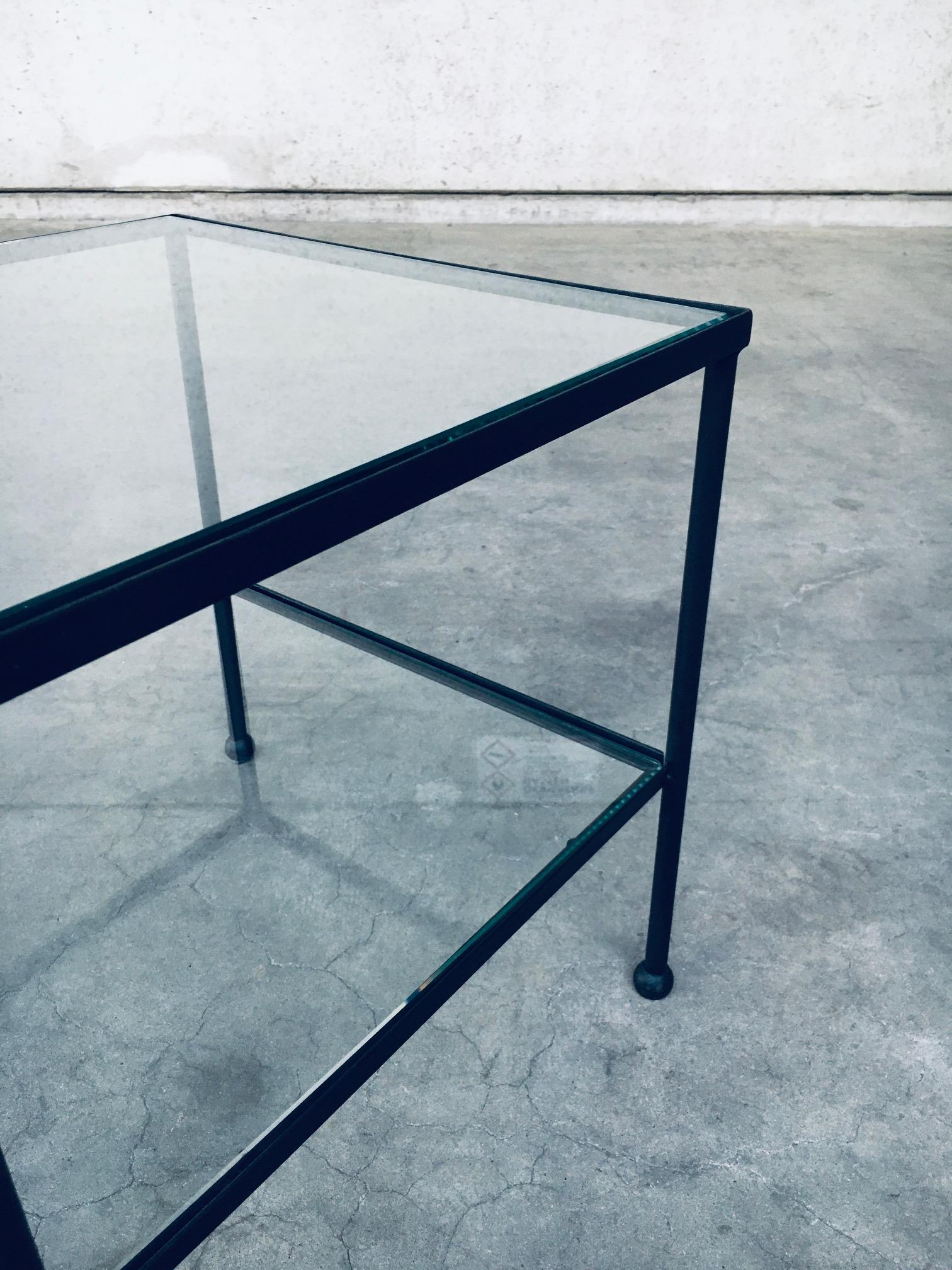Table d'appoint basse à deux niveaux au design minimaliste, Belgique, années 1960 en vente 4