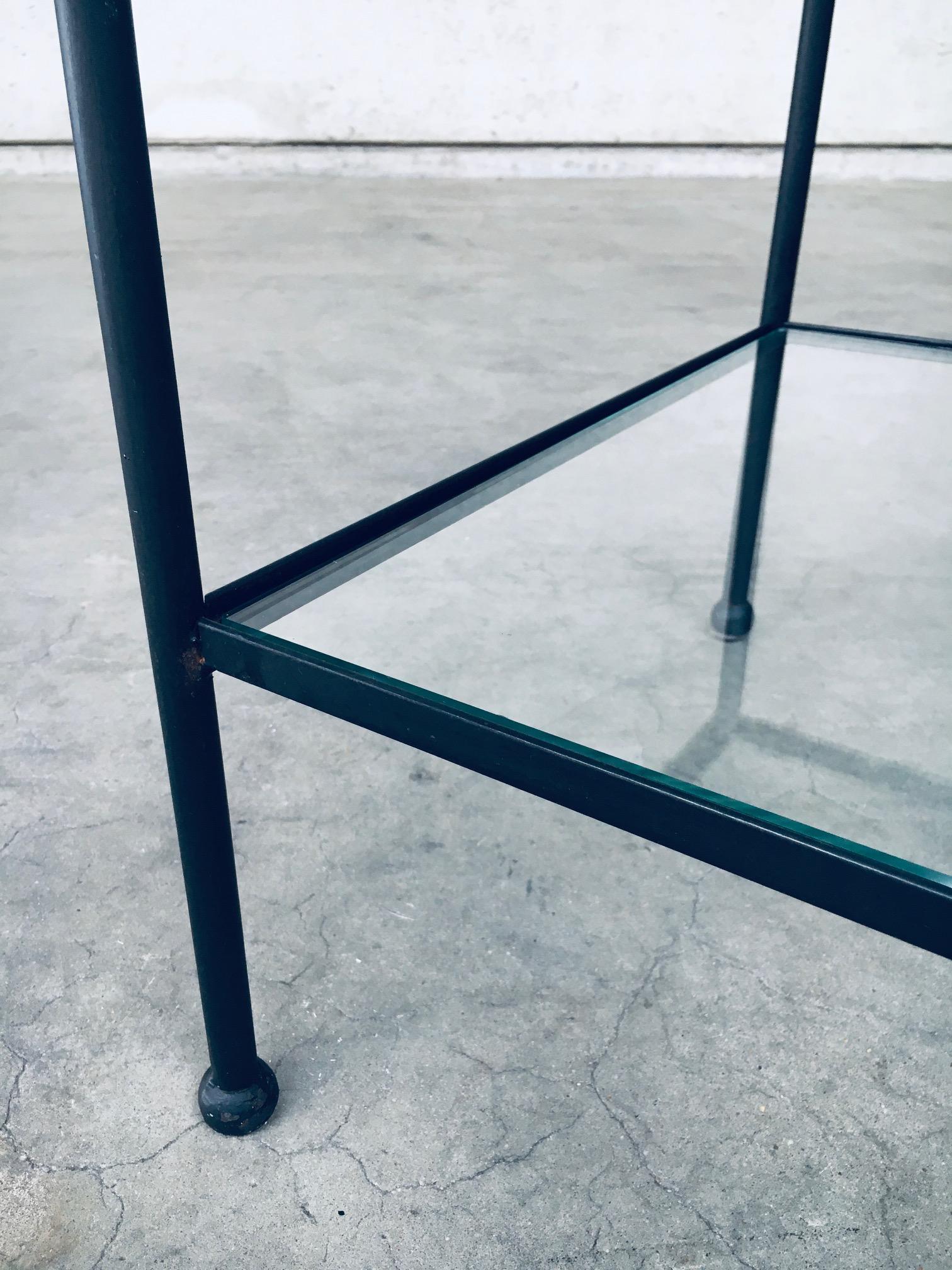 Table d'appoint basse à deux niveaux au design minimaliste, Belgique, années 1960 en vente 7