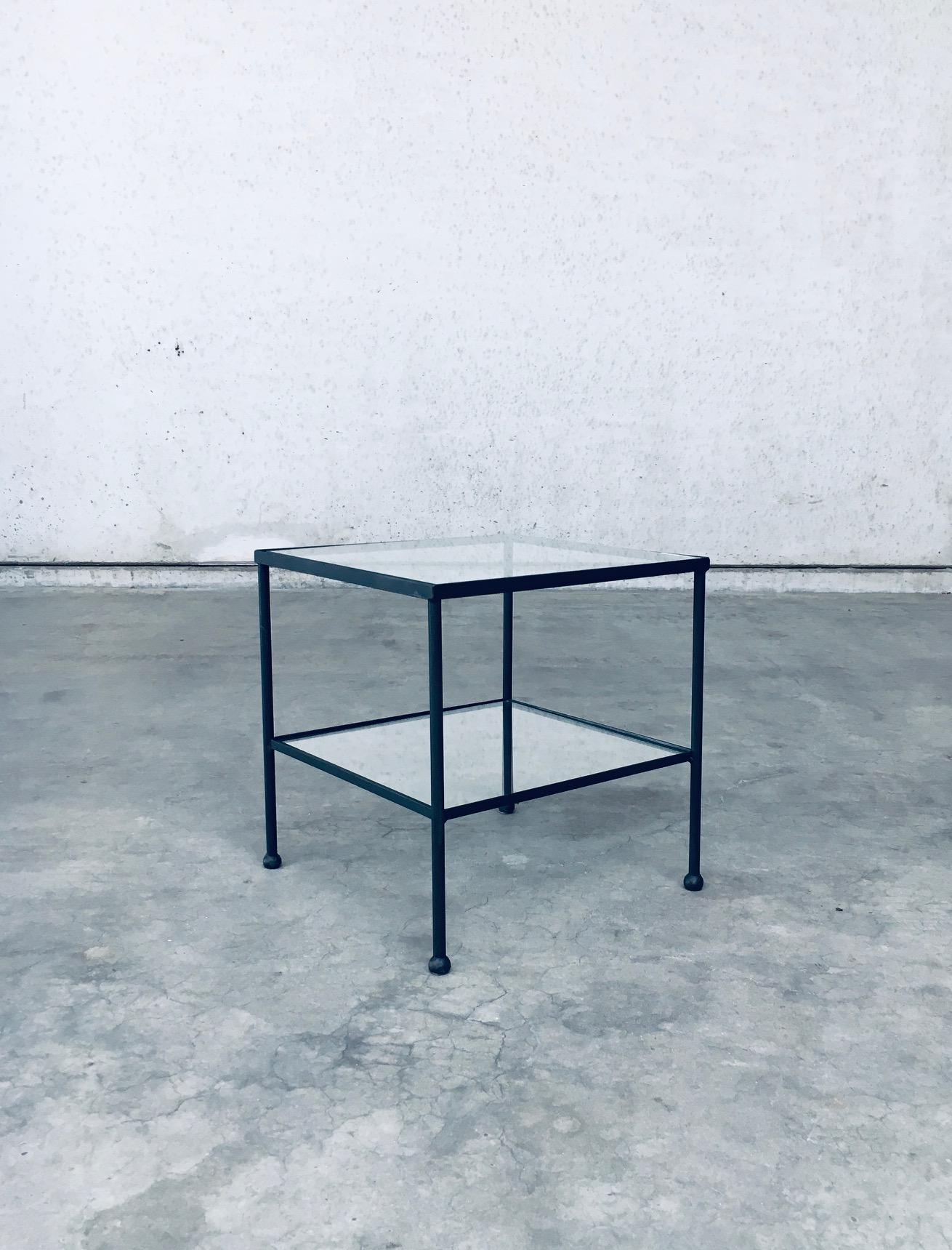 Minimaliste Table d'appoint basse à deux niveaux au design minimaliste, Belgique, années 1960 en vente