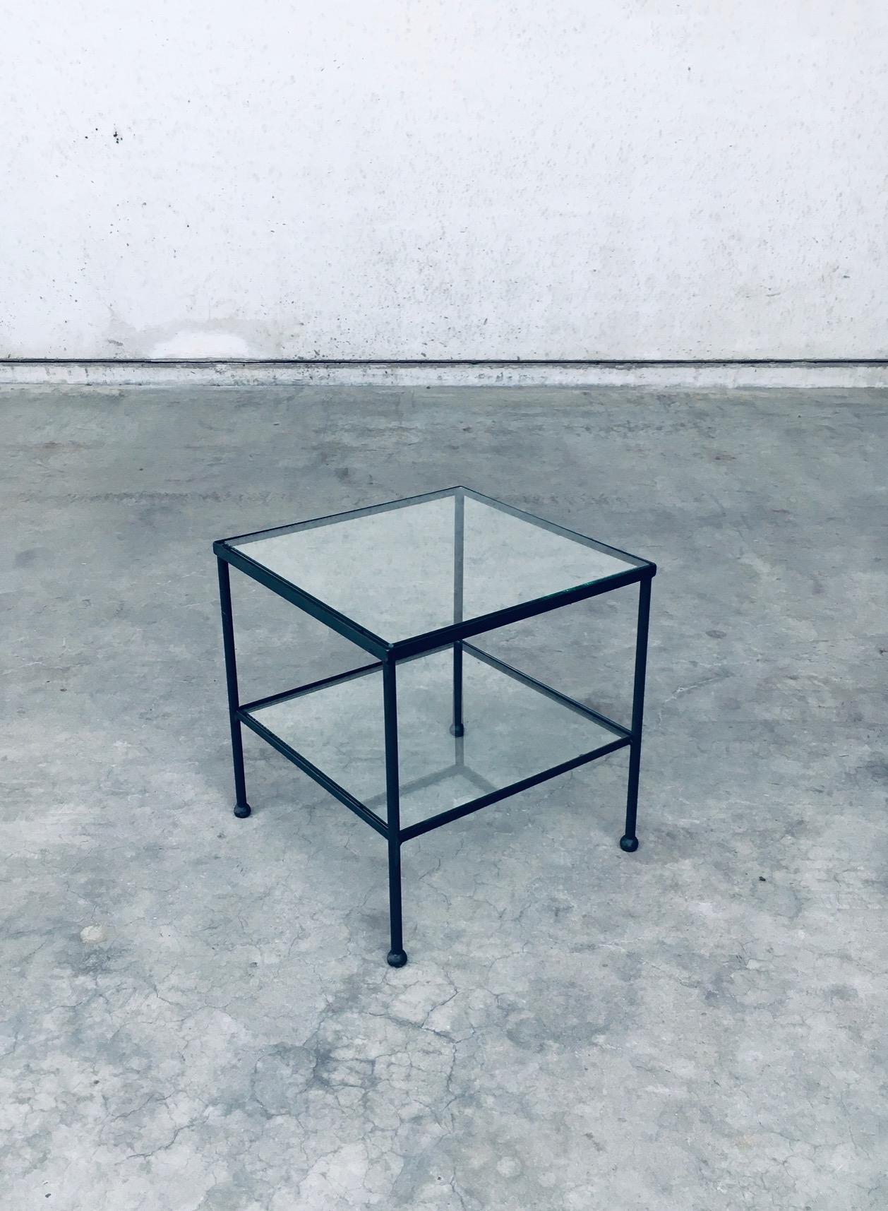 Belge Table d'appoint basse à deux niveaux au design minimaliste, Belgique, années 1960 en vente