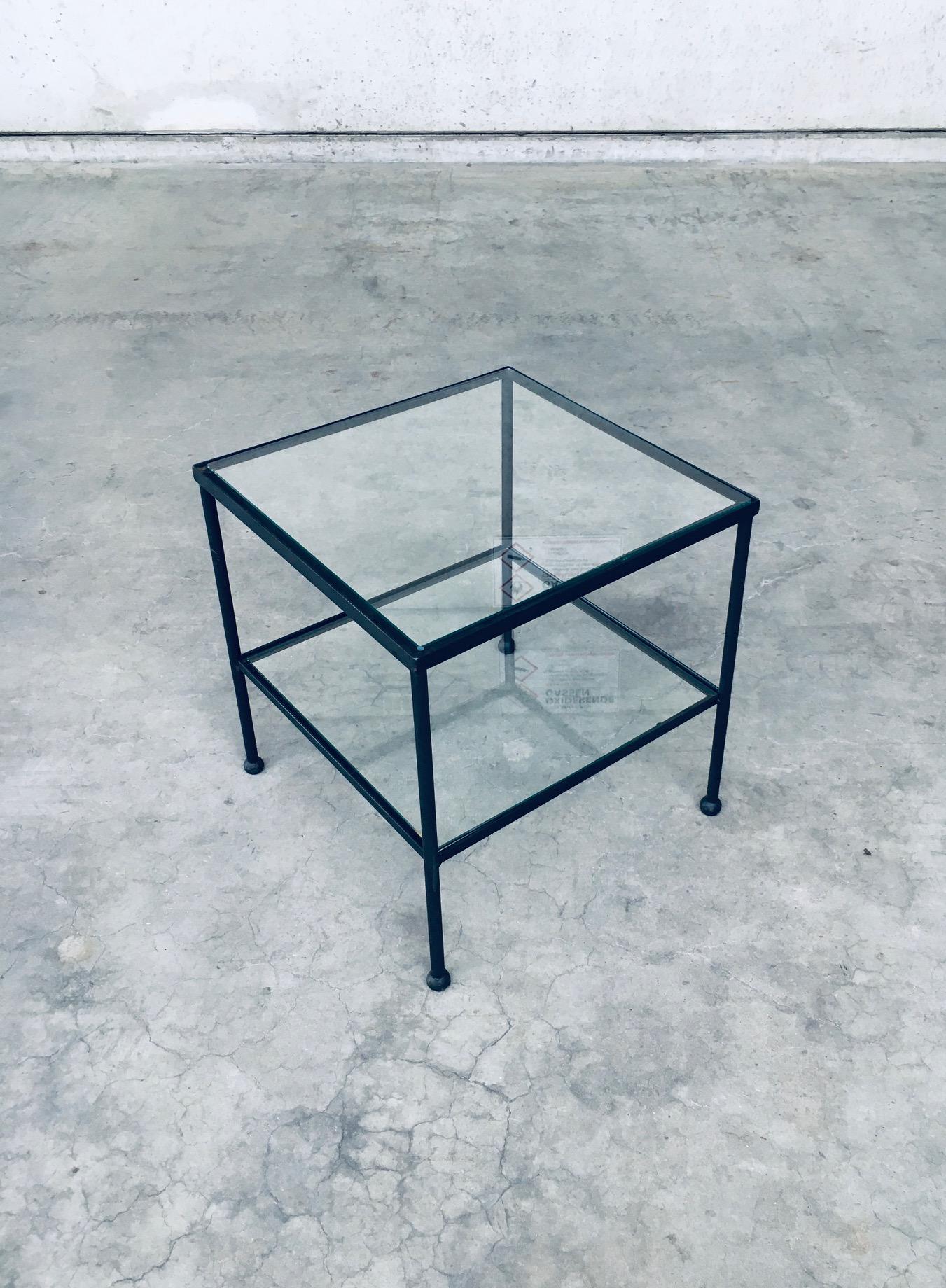 Table d'appoint basse à deux niveaux au design minimaliste, Belgique, années 1960 Bon état - En vente à Oud-Turnhout, VAN
