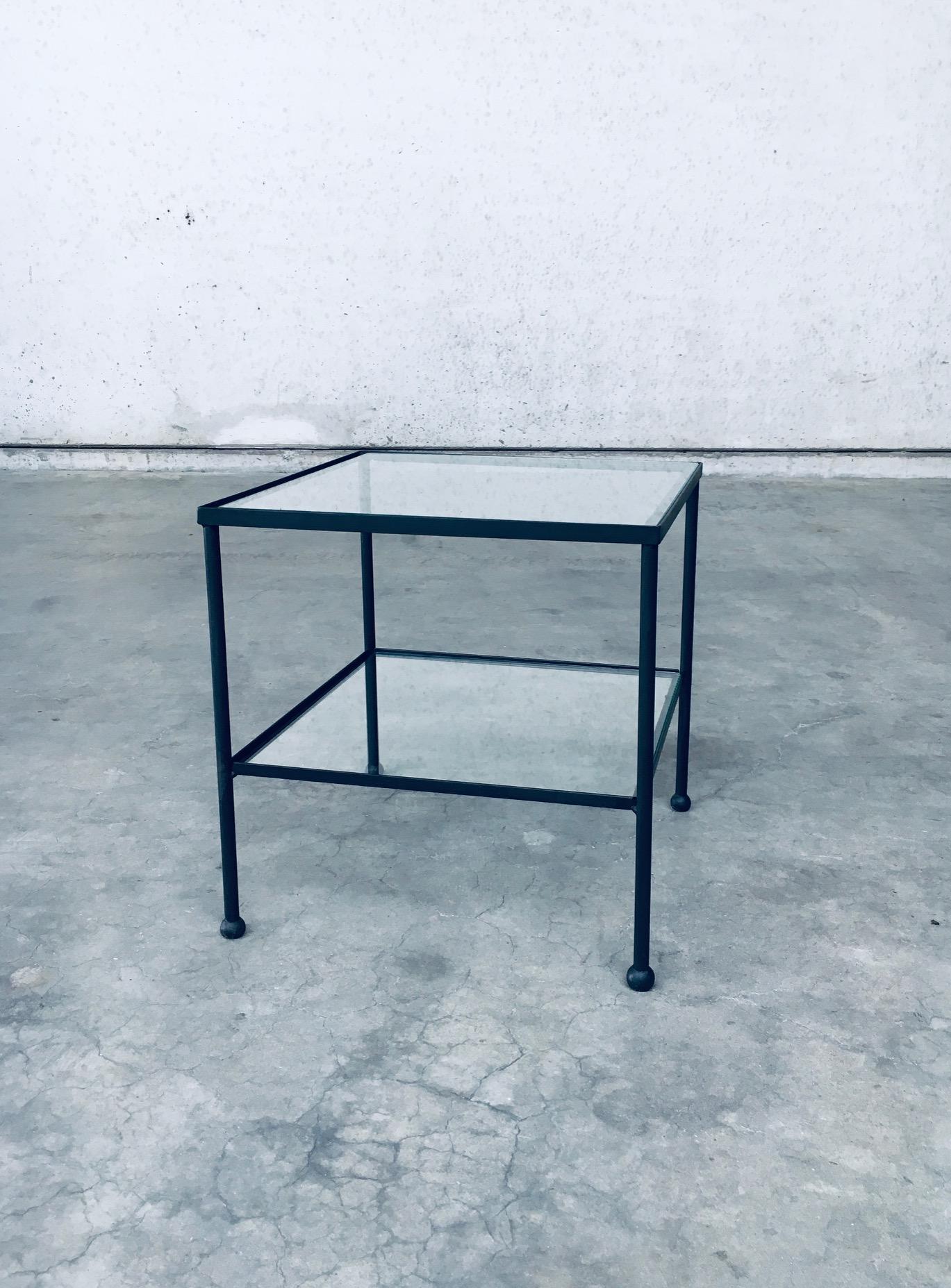 Milieu du XXe siècle Table d'appoint basse à deux niveaux au design minimaliste, Belgique, années 1960 en vente