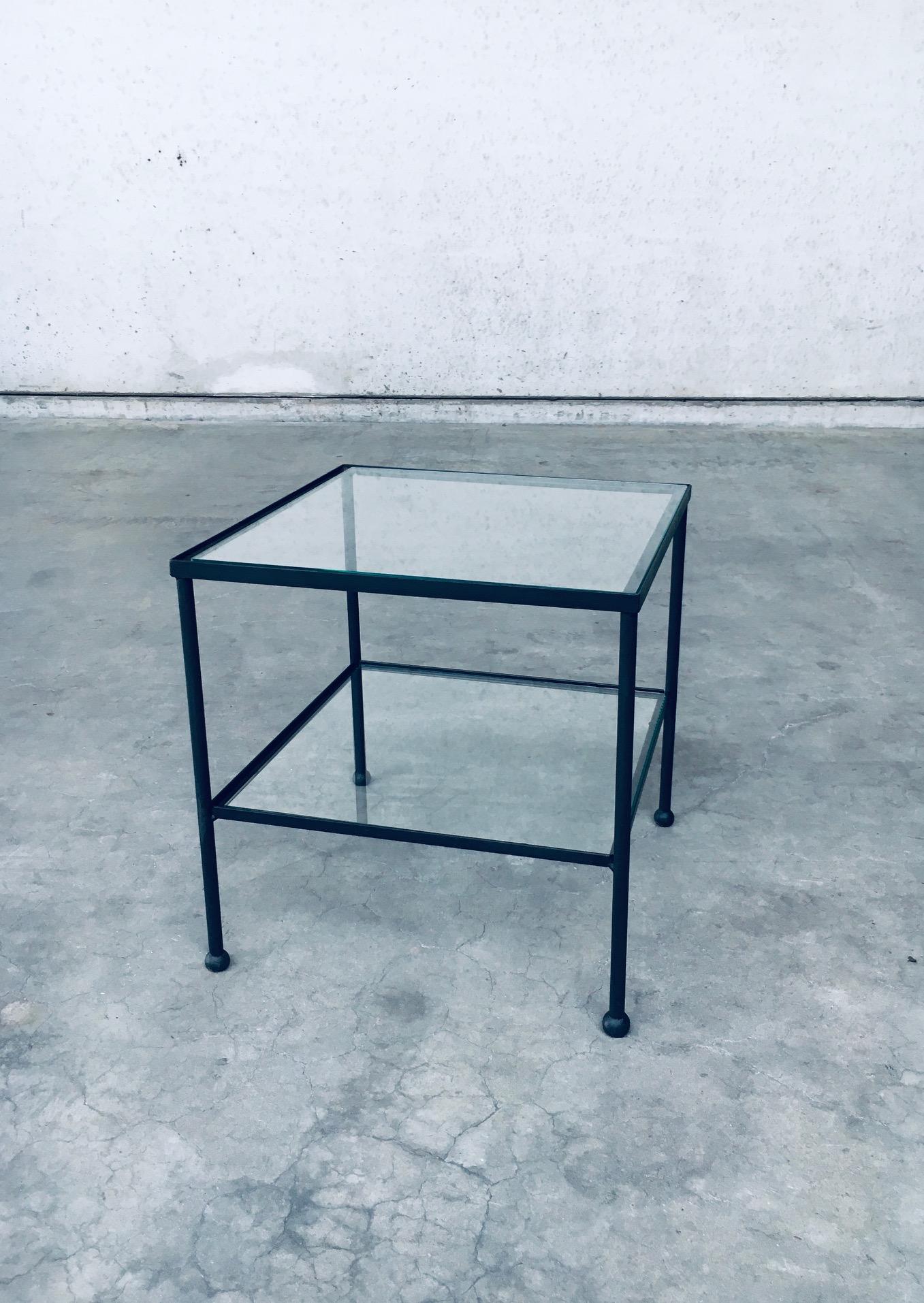 Acier Table d'appoint basse à deux niveaux au design minimaliste, Belgique, années 1960 en vente