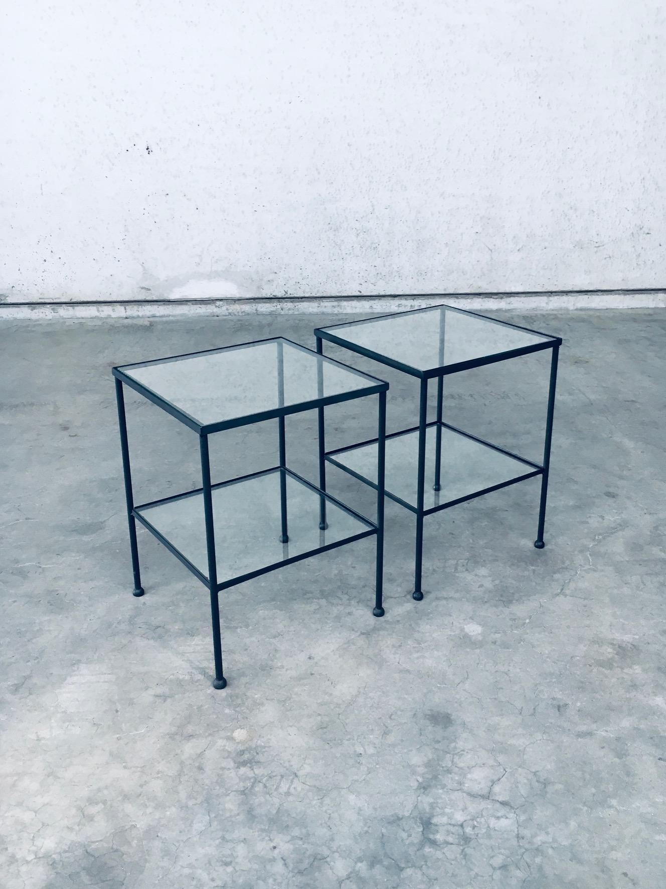 Juego de Mesas Auxiliares de Dos Pisos de Diseño Minimalista / 2. Fabricadas en Bélgica, época de los años 60. Conjunto de mesa auxiliar, mesilla de noche o mesa auxiliar de sofá. Son de acero lacado en negro con incrustaciones de cristal