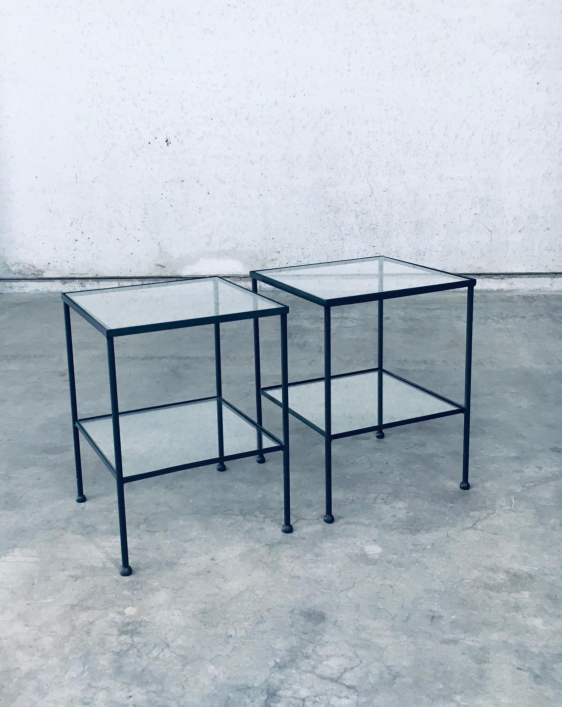Juego de Mesas Auxiliares de Dos Piezas de Diseño Minimalista / 2, Bélgica Años 60 en venta 1