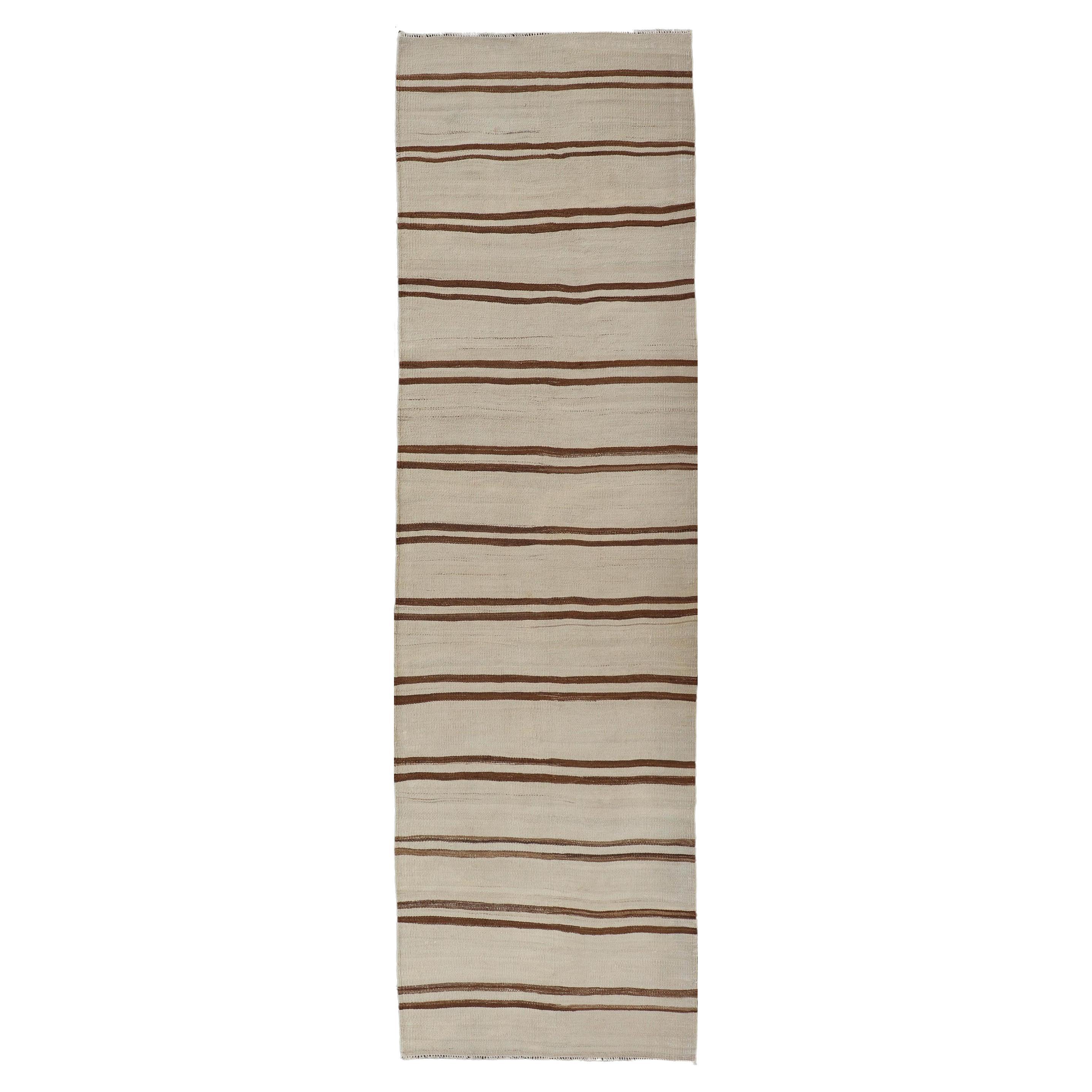Tapis de course Kilim vintage au design minimaliste avec rayures en Brown et Ivory