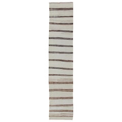 Design/One Minimaliste Long Chemin de Table Kilim Vintage avec Rayures en Brown et Ivory