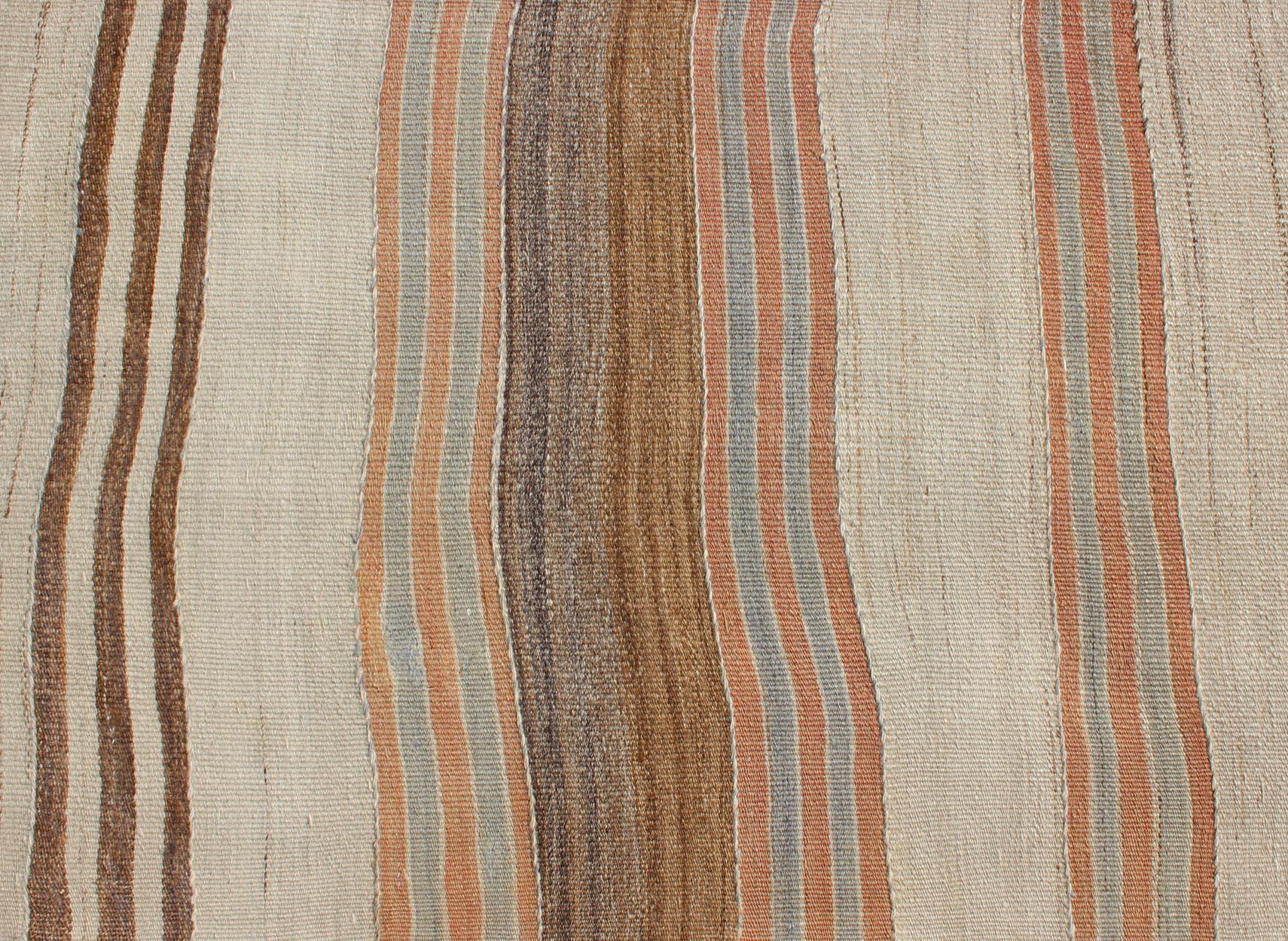 Laine Long tapis de couloir Kilim vintage à motif minimaliste avec rayures marron et corail en vente