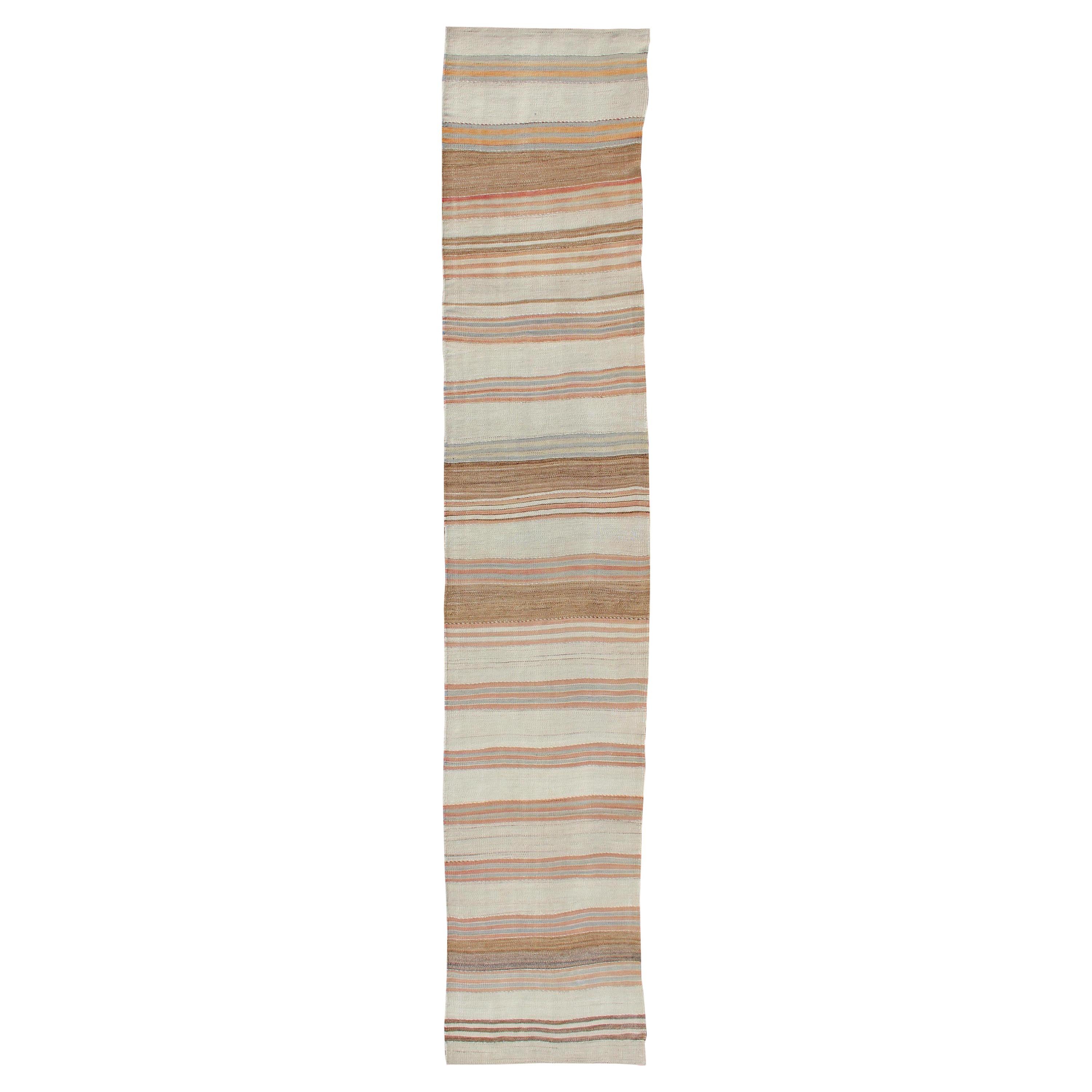 Long tapis de couloir Kilim vintage à motif minimaliste avec rayures marron et corail en vente