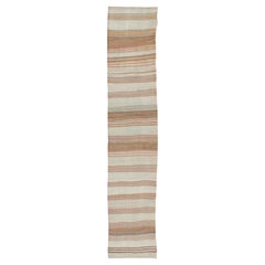 Long tapis de couloir Kilim vintage à motif minimaliste avec rayures marron et corail