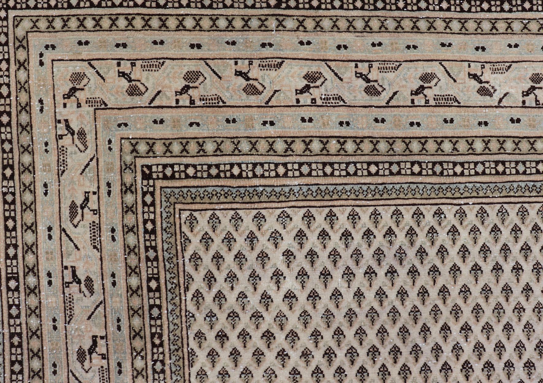 Tapis Persan Tabriz au design minimaliste dans les tons marron et crème. Tapis persan avec petit motif répétitif Mir. Keivan Woven Arts / tapis W22-0104, pays d'origine / type : Iran/ Tabriz, vers 1940.

Mesures : 7'9 x 10'7

Ce tapis Tabriz