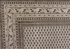 Tappeto Tabriz persiano vintage dal design minimalista con toni smorzati di marrone e crema
