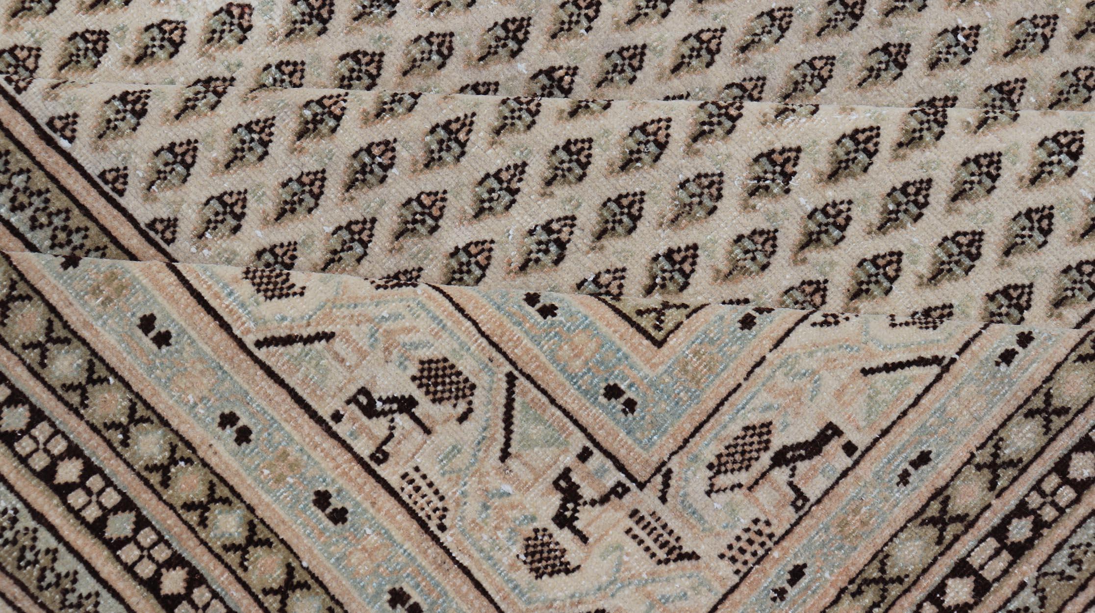 Tapis persan Tabriz vintage au design minimaliste avec des tons brun et crème sourds en vente 2
