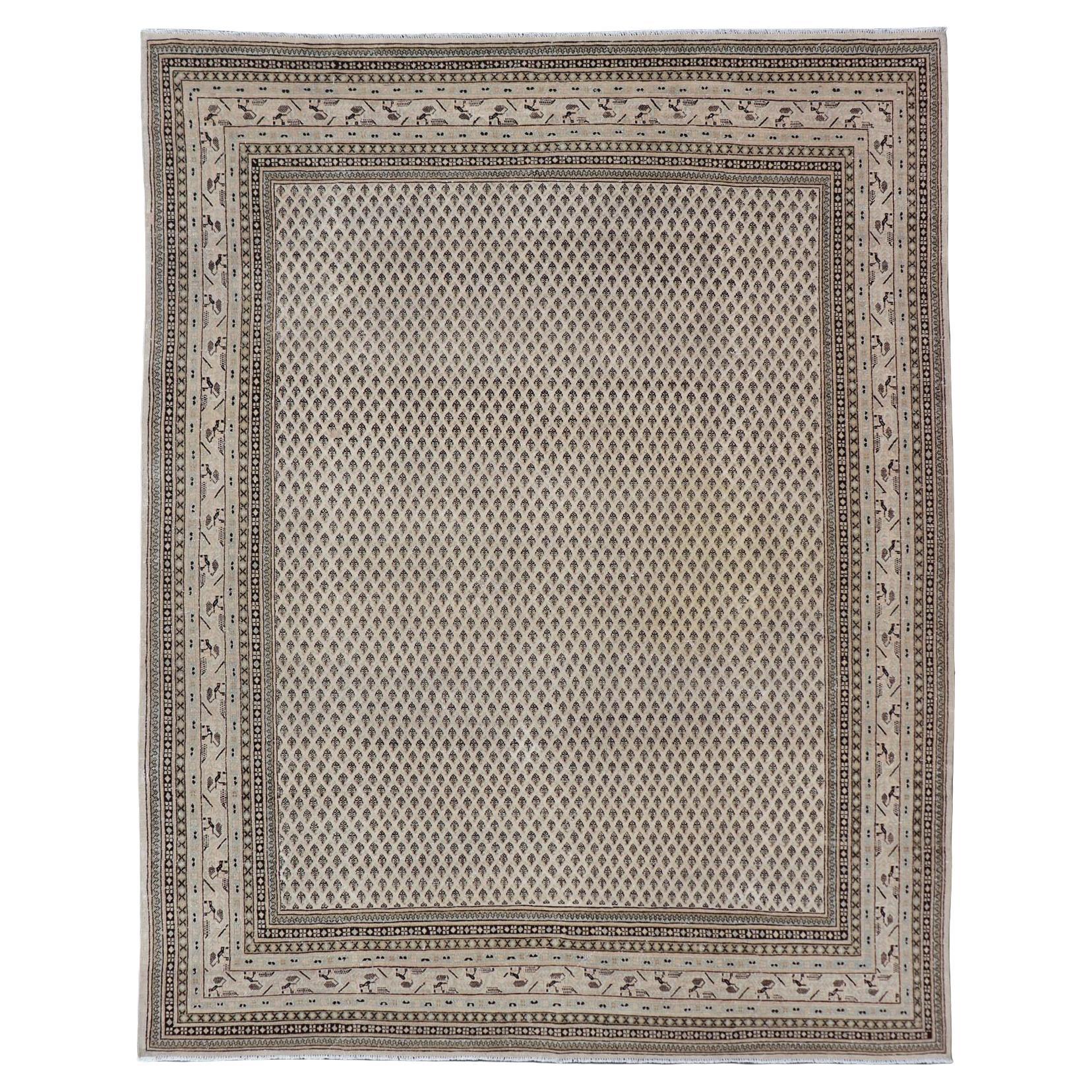 Tapis persan Tabriz vintage au design minimaliste avec des tons brun et crème sourds en vente