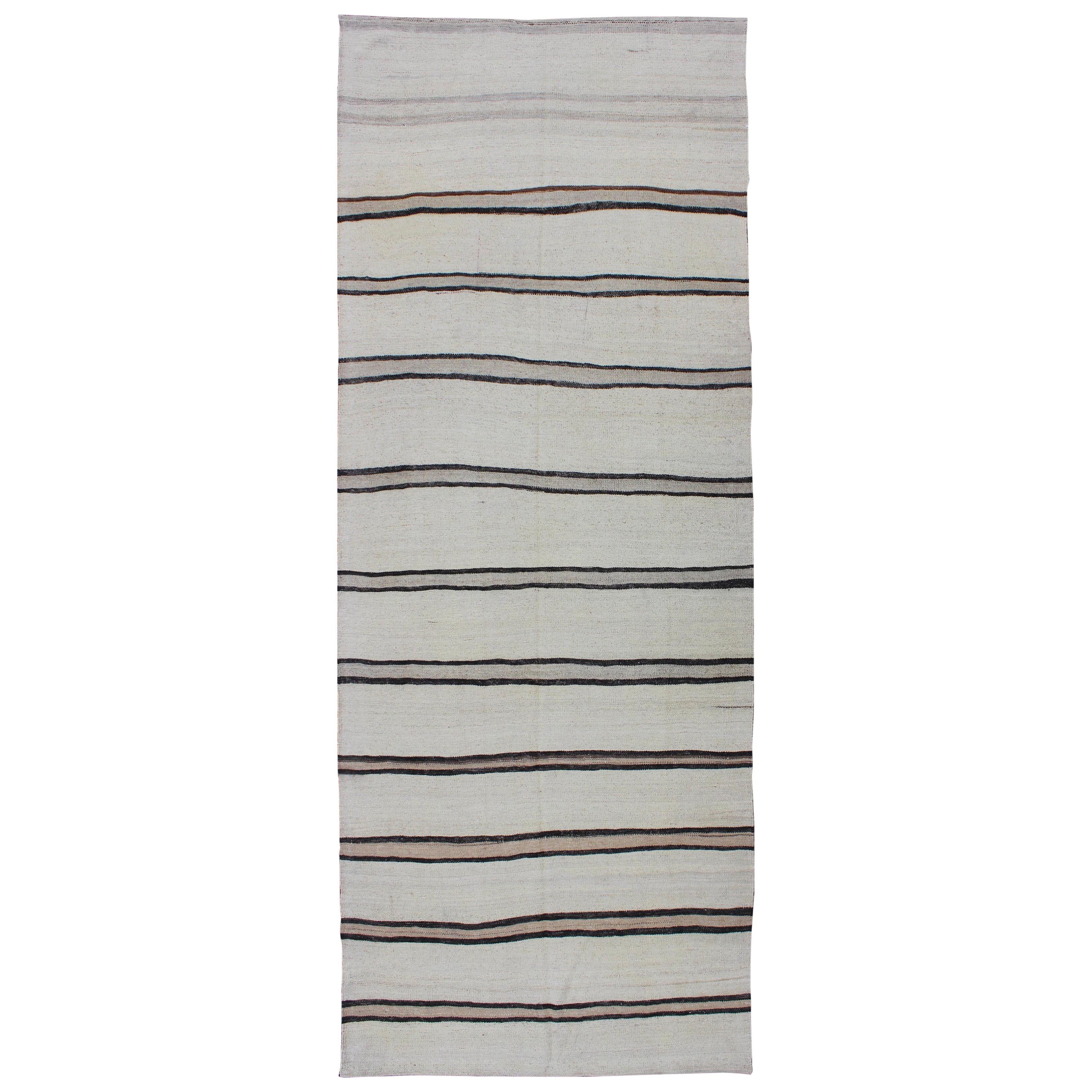 Minimalistischer türkischer Kelim-Läufer im Vintage-Design in Creme, Braun und Taupe mit minimalistischem Design