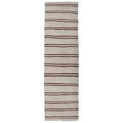Runner Kilim turco vintage di design minimalista con avorio, marrone e bianco sporco