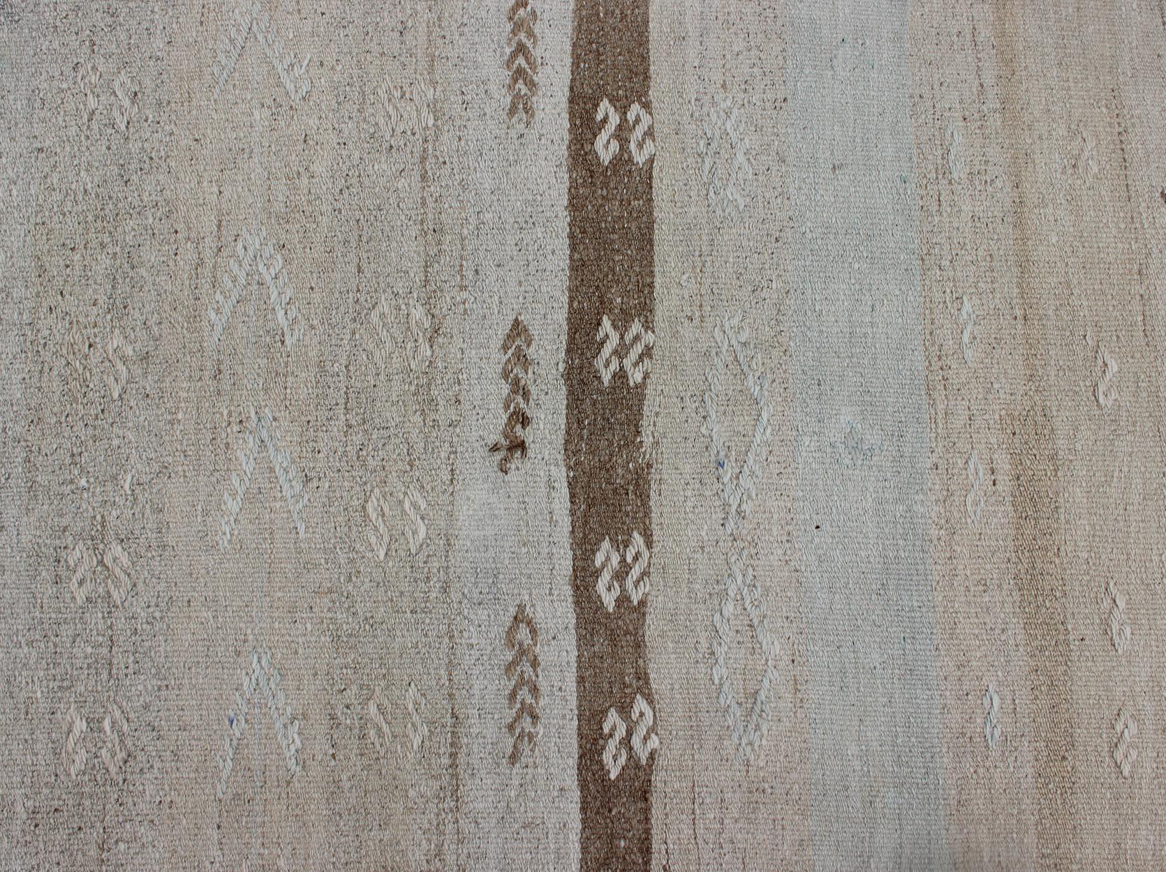 Laine Tapis de couloir Kilim turc vintage au design minimaliste avec tons terreux neutres en vente