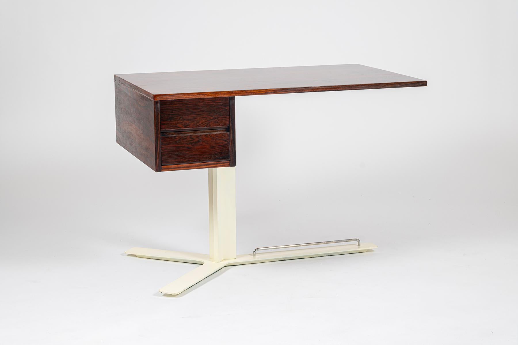 Minimalist Desk Produced by Sormani c1960 In Good Condition For Sale In London, GB