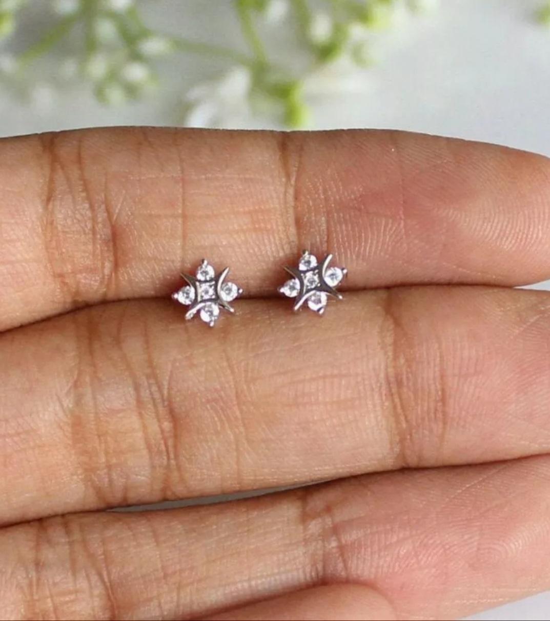 Minimalist Diamond Body Piercing 14k Solid Gold Nose Ear Piercing Jewelry Gift. In New Condition For Sale In Chicago, IL