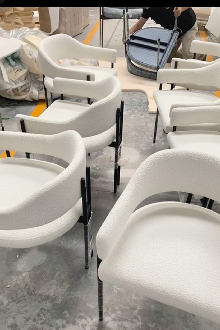 Minimalist Dining Chair in Wooly Bouclé & Metal Frame - Mondo Design Studio en venta 3