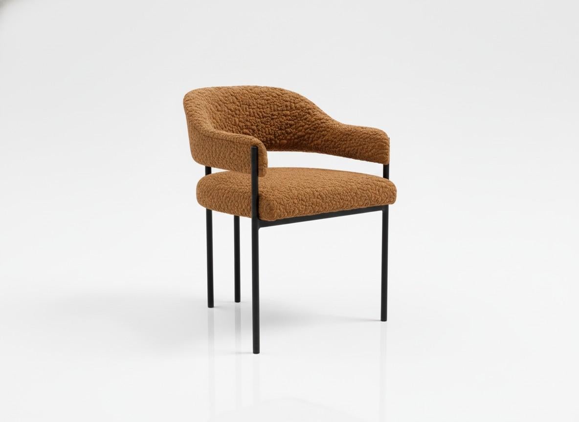 Esta silla de comedor, un disciplinado estudio del minimalismo moderno, combina una carcasa tapizada de contornos suaves con una esbelta estructura metálica arquitectónica. El asiento y el respaldo están envueltos en un refinado bouclé texturizado,