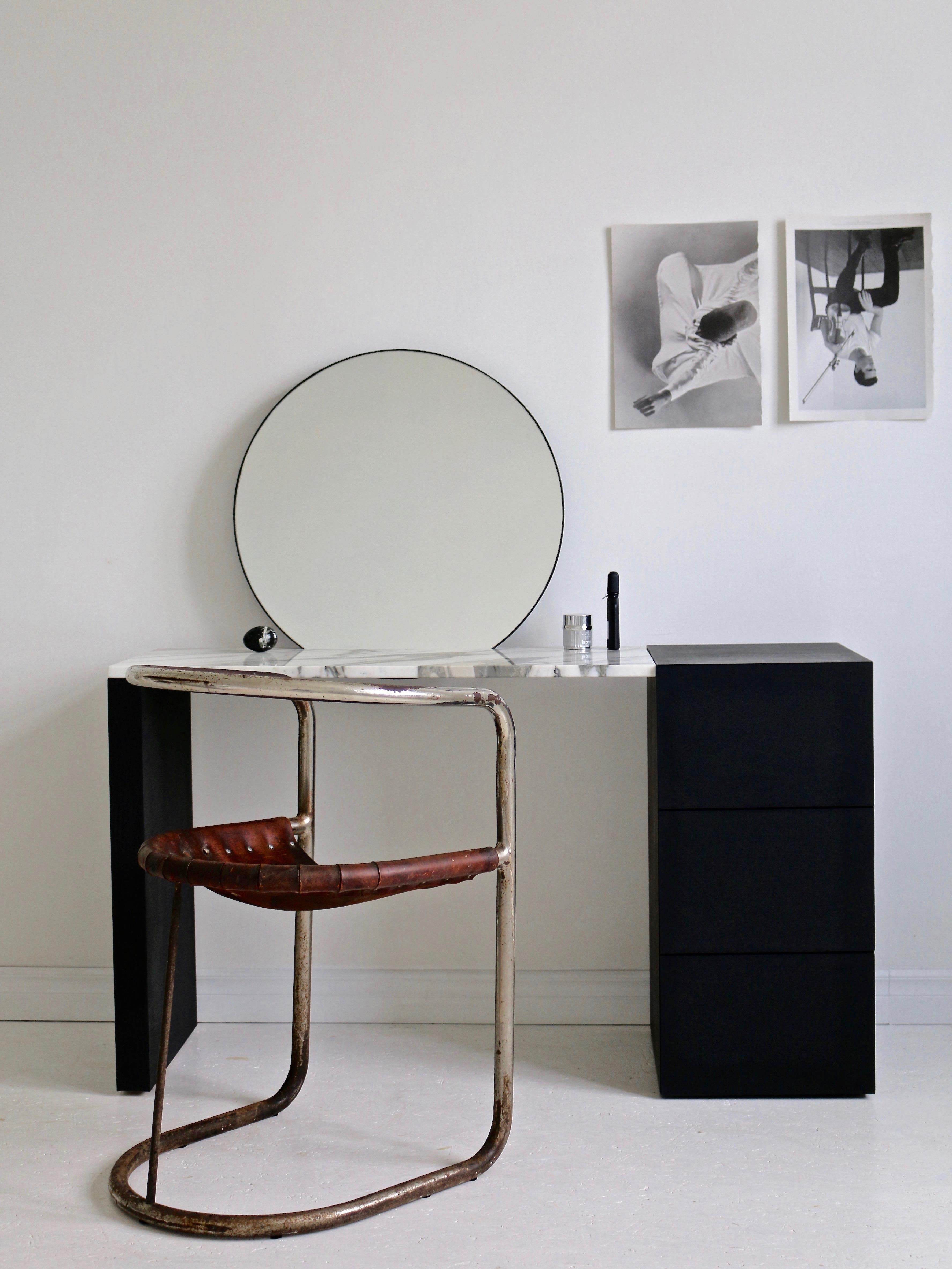 Poli Table de toilette minimaliste en marbre en vente