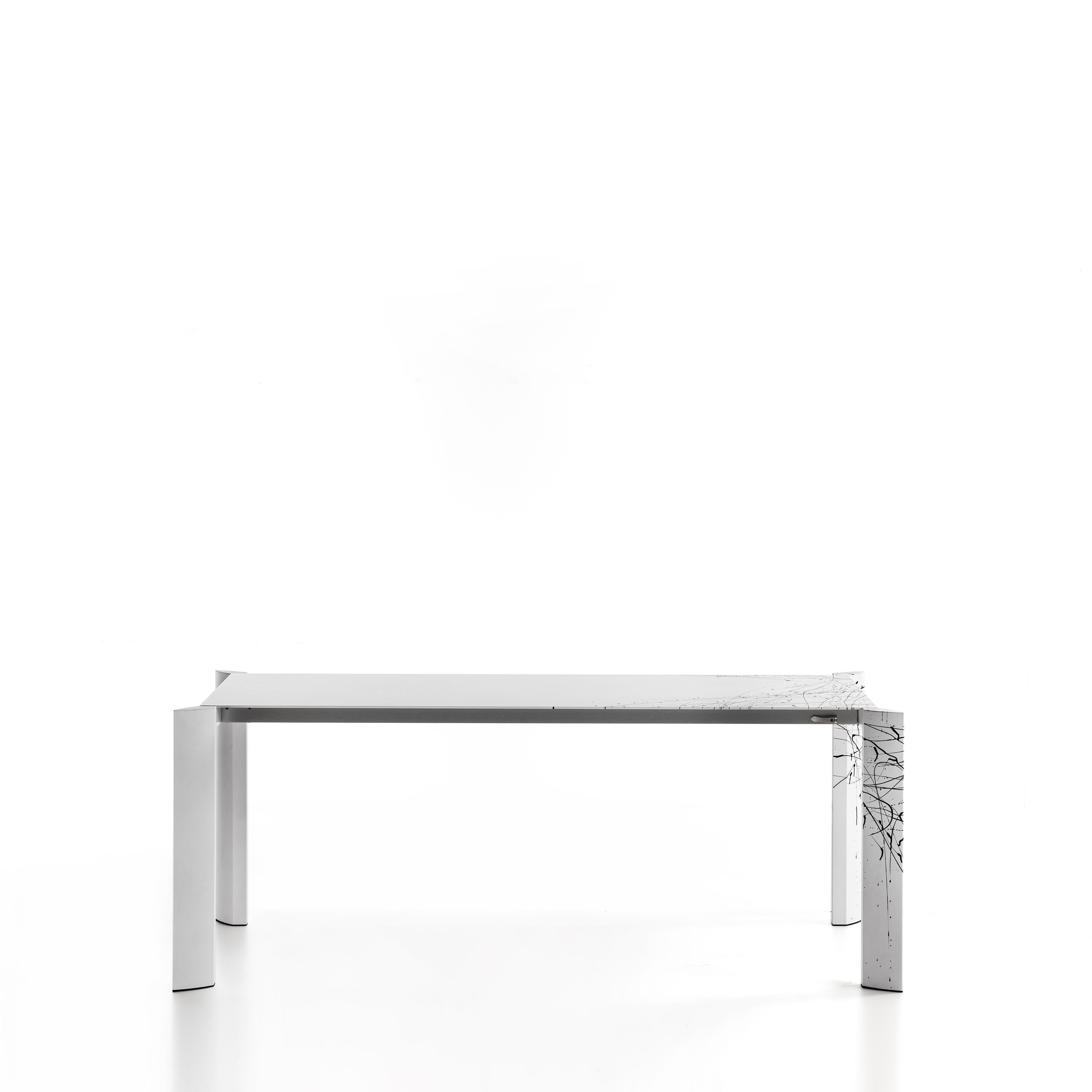 Un honesto homenaje al singular estilo pictórico de Jackson Pollock. Esta mesa de comedor de aspecto futurista causará un impacto impresionante en cualquier estudio, dejándote boquiabierto con la contradicción de las líneas estructurales rectas y