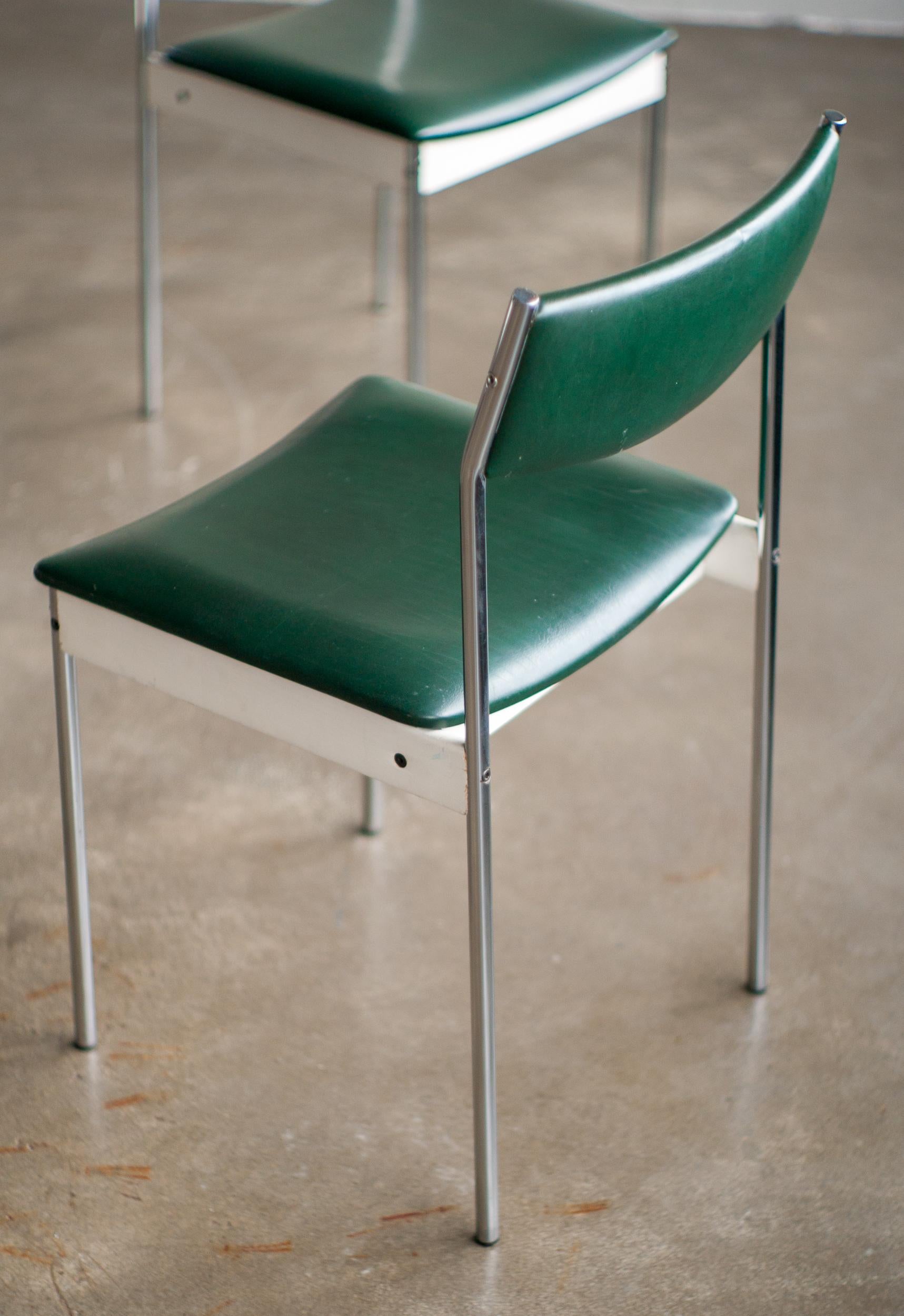 Mid-Century Modern Ensemble minimaliste de quatre chaises de salle à manger hollandaises du milieu du siècle, c. 1960 en vente
