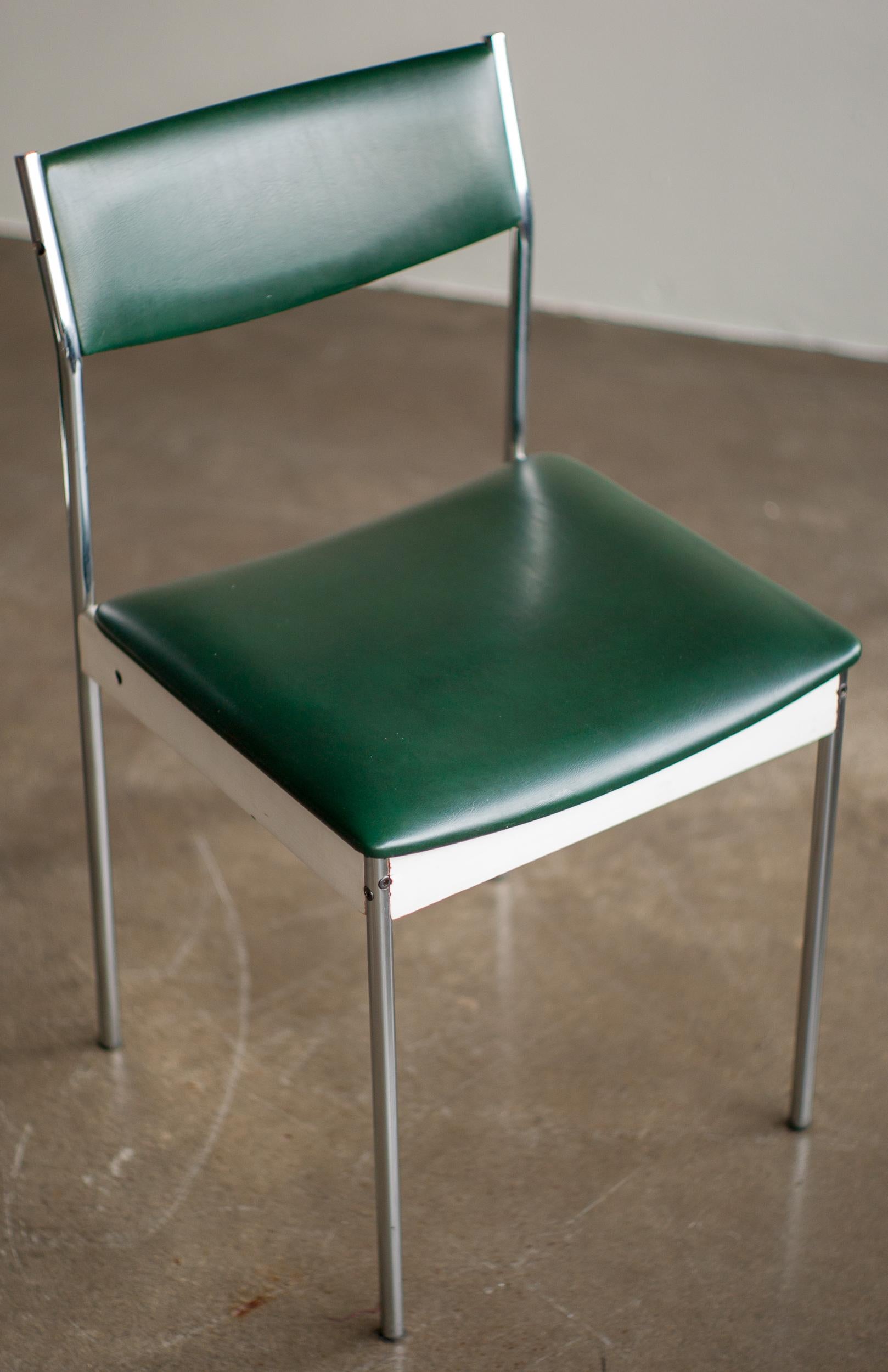 italien Ensemble minimaliste de quatre chaises de salle à manger hollandaises du milieu du siècle, c. 1960 en vente