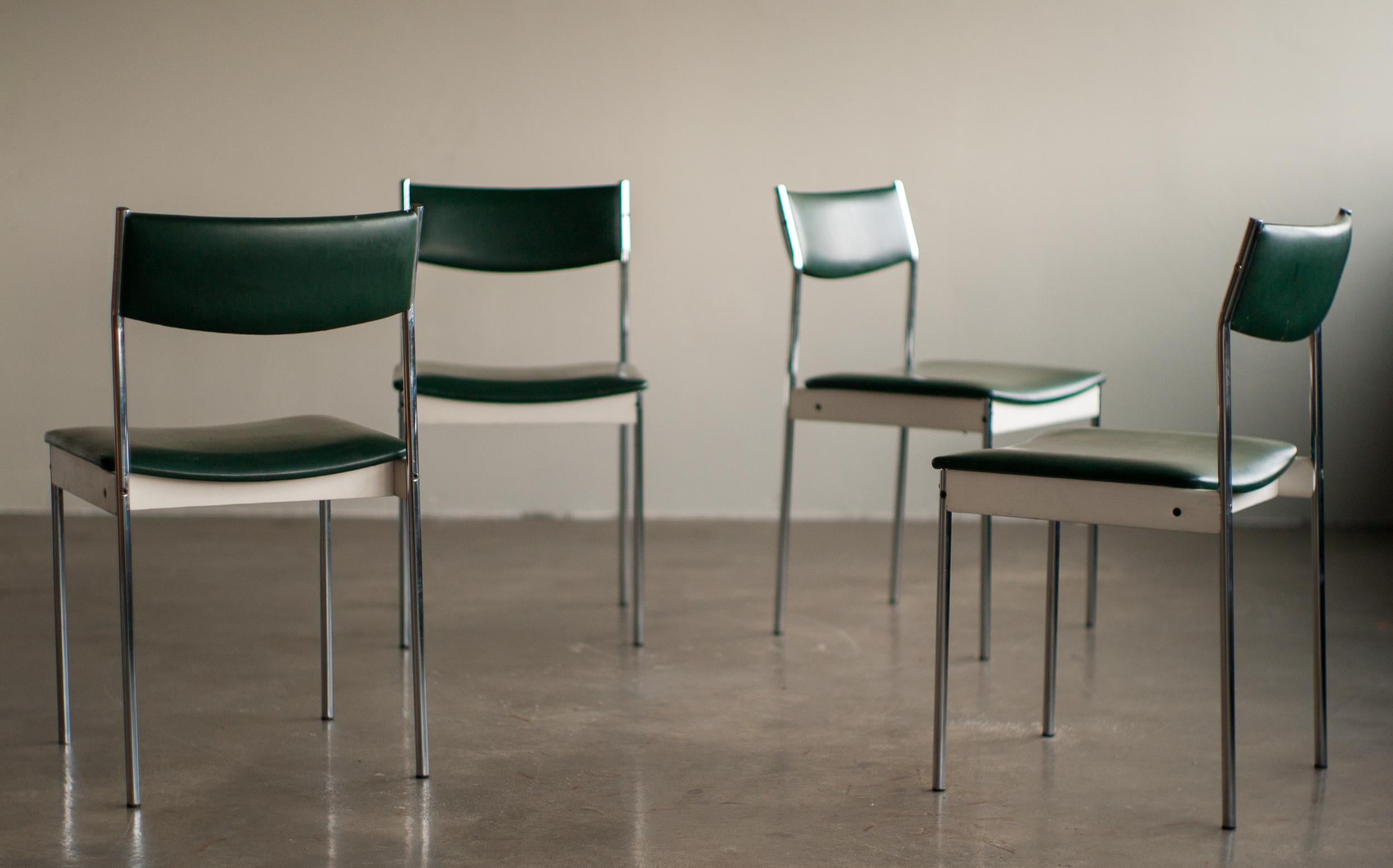 Peint Ensemble minimaliste de quatre chaises de salle à manger hollandaises du milieu du siècle, c. 1960 en vente