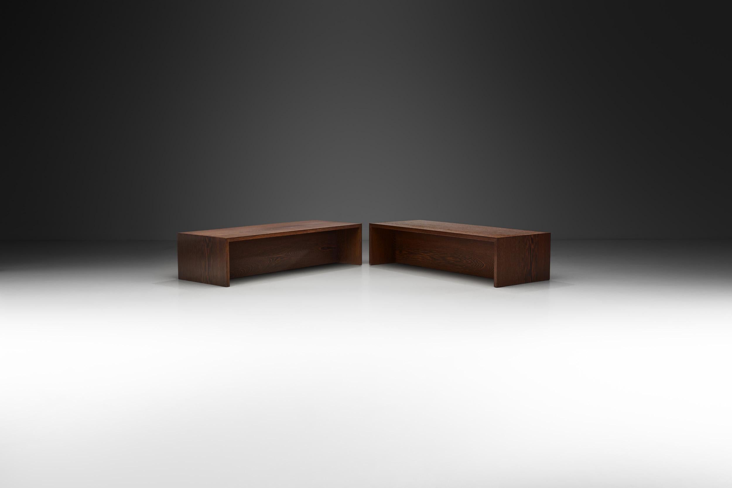 Dieses schlichte, stilvolle Paar Bänke ist in seiner Einfachheit vielseitig. Sie können als Tische verwendet werden, lassen sich aber dank ihrer sehr stabilen Bauweise auch problemlos als Sitzgelegenheiten nutzen.

Diese Bänke sind komplett mit