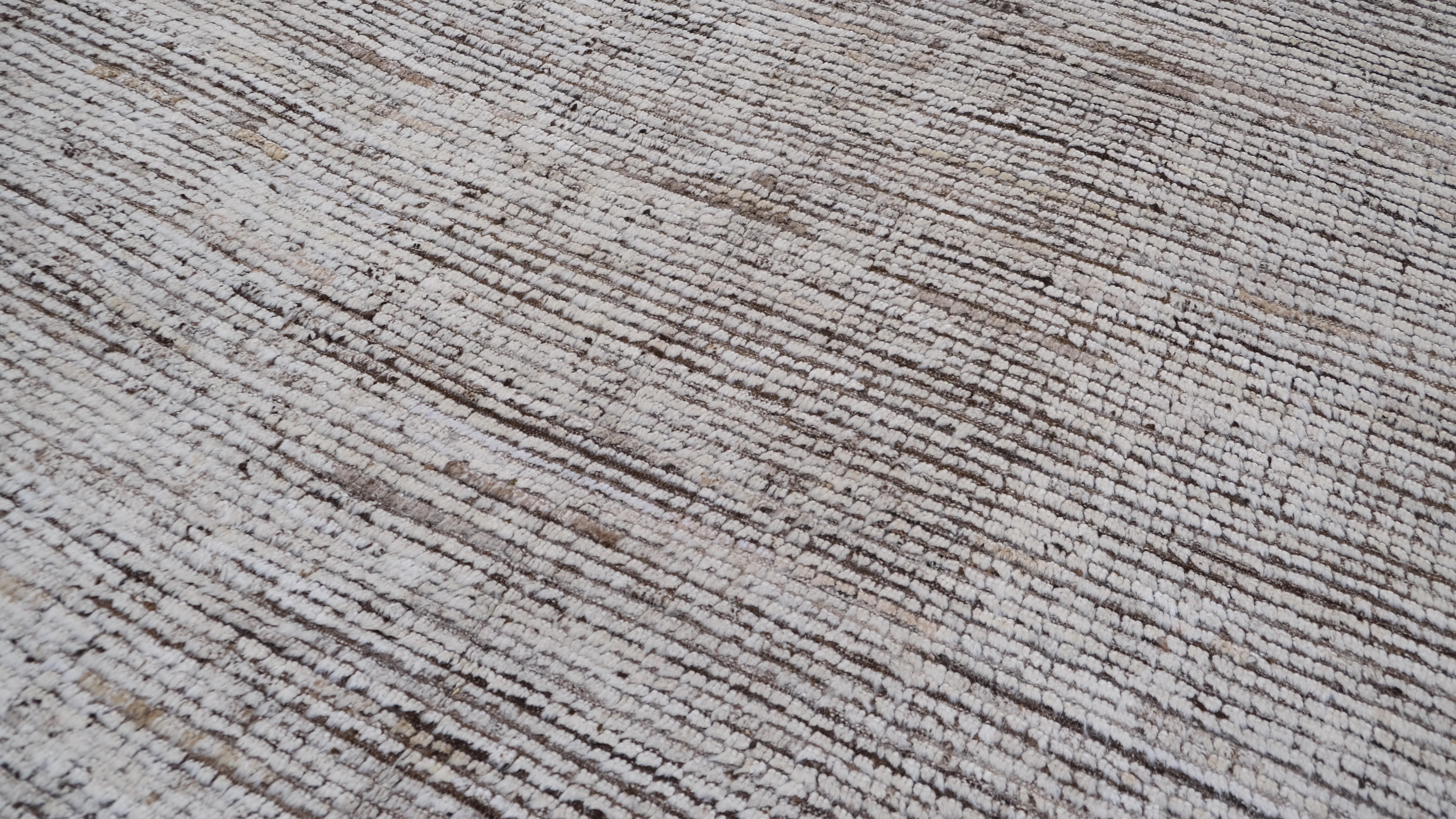 Afghano Struttura minimalista ispirata alla terra con striature Avorio Marrone Lana 9'2''x11'2'' in vendita