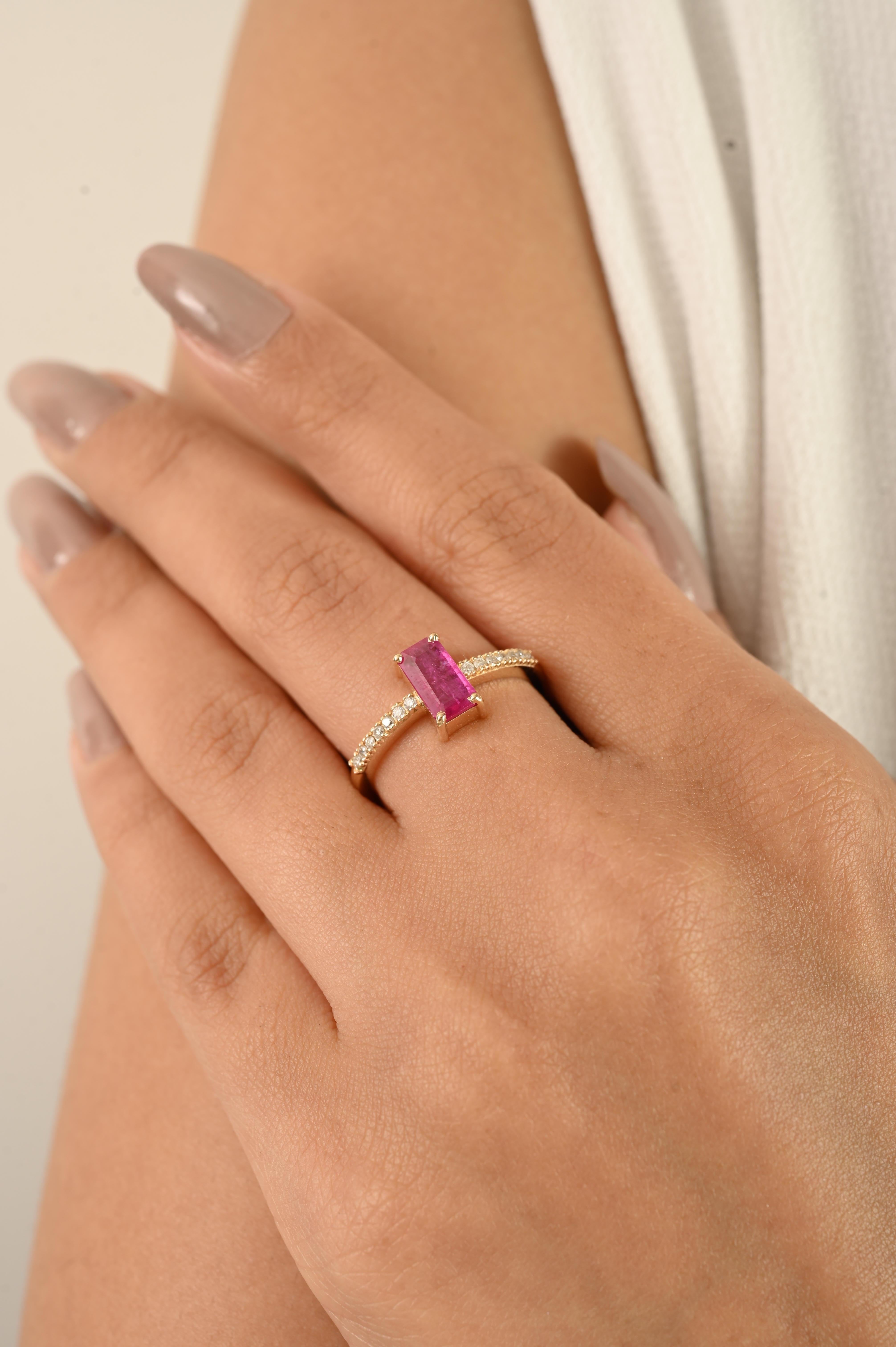 in vendita:  Anello solitario minimalista con rubino taglio smeraldo e diamante in oro giallo massiccio 14k 2