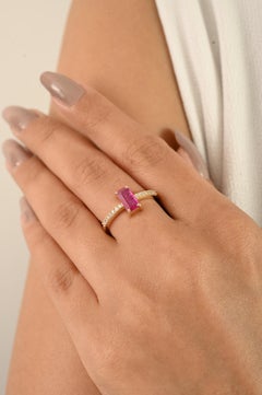 Anello solitario minimalista con rubino taglio smeraldo e diamante in oro giallo massiccio 14k