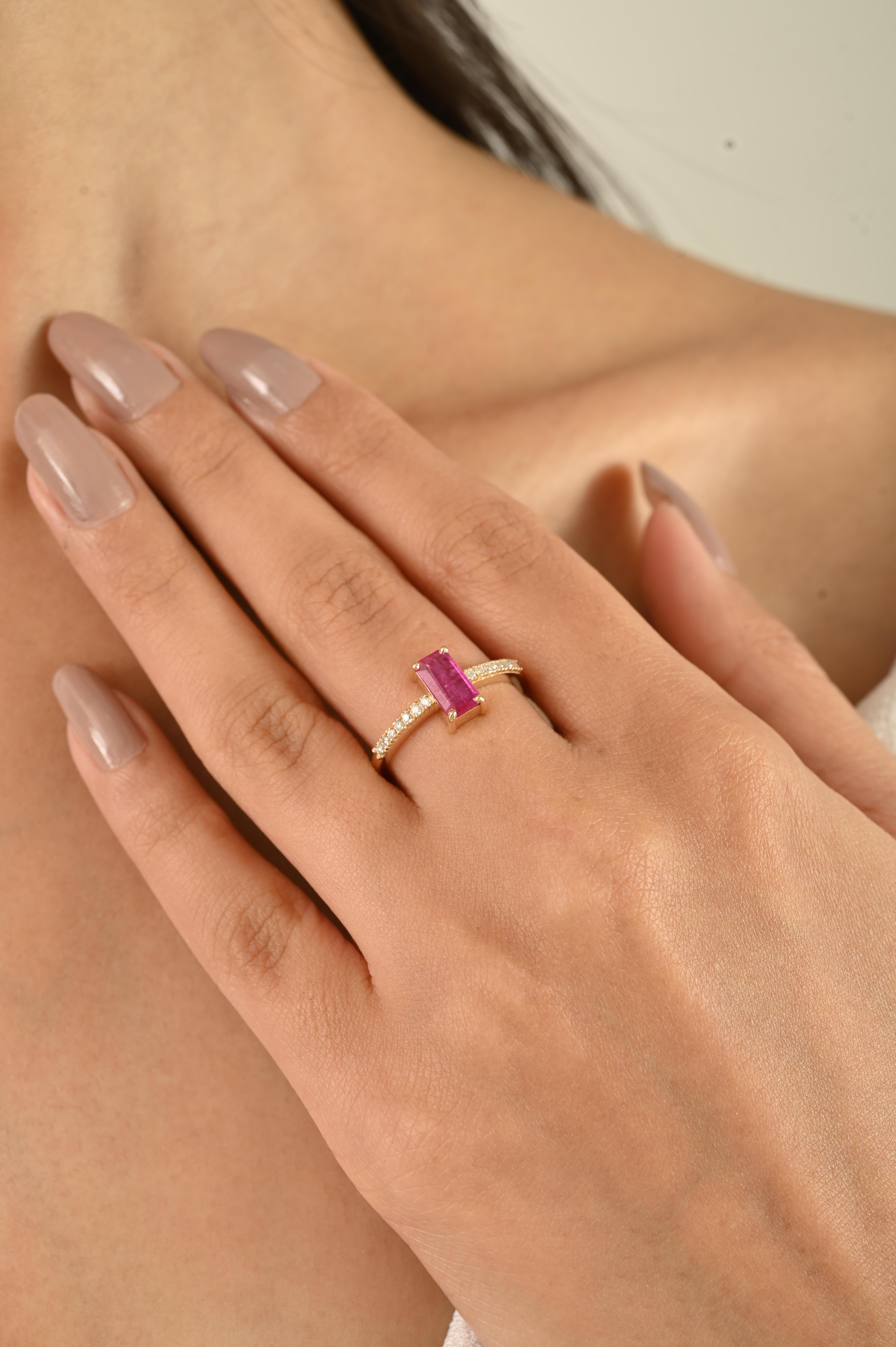 in vendita:  Anello solitario minimalista con rubino taglio smeraldo e diamante in oro giallo massiccio 14k 6