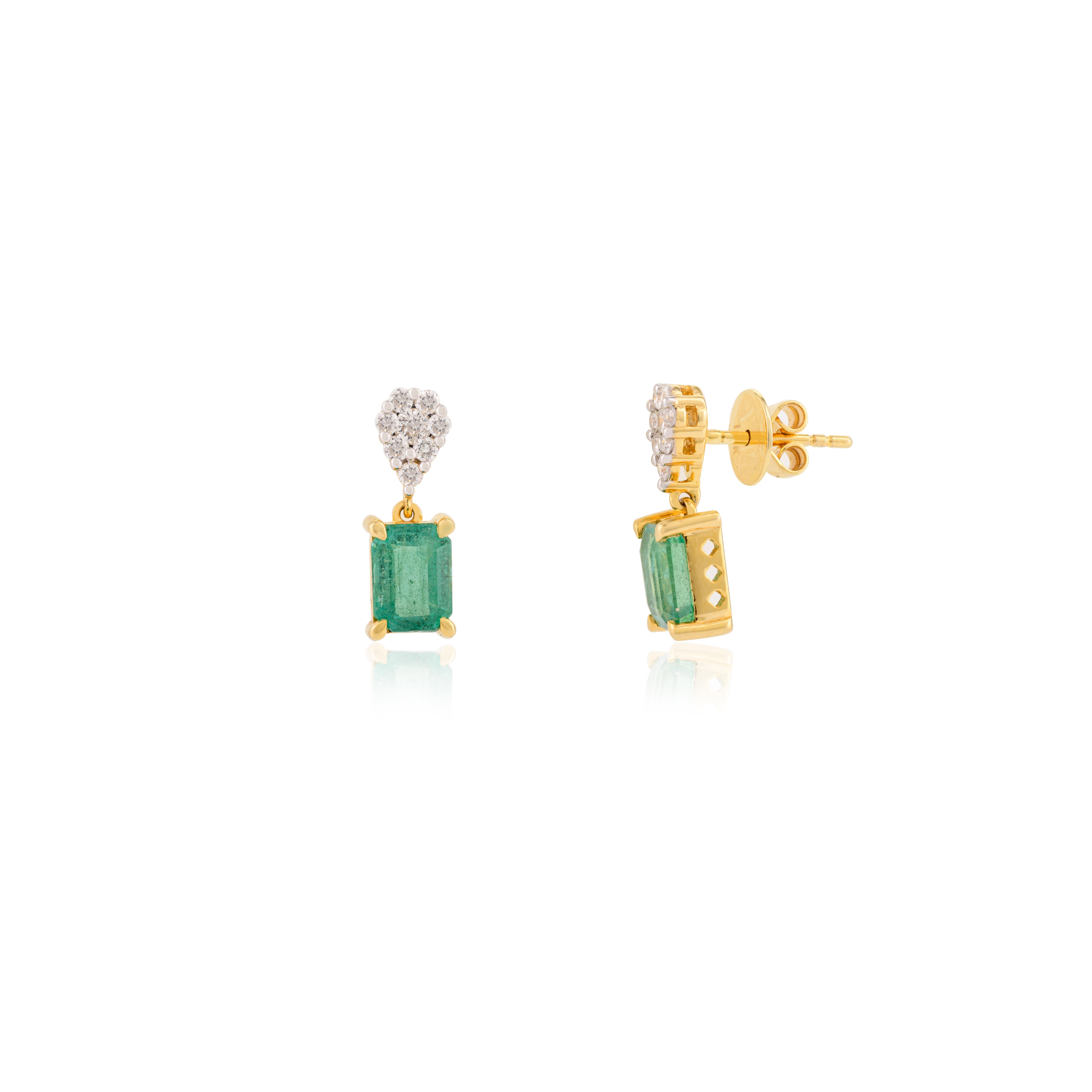 Minimalist Emerald Dangle Earrings with Diamond in 14k Solid Yellow Gold for Mom In New Condition For Sale In New York, NY